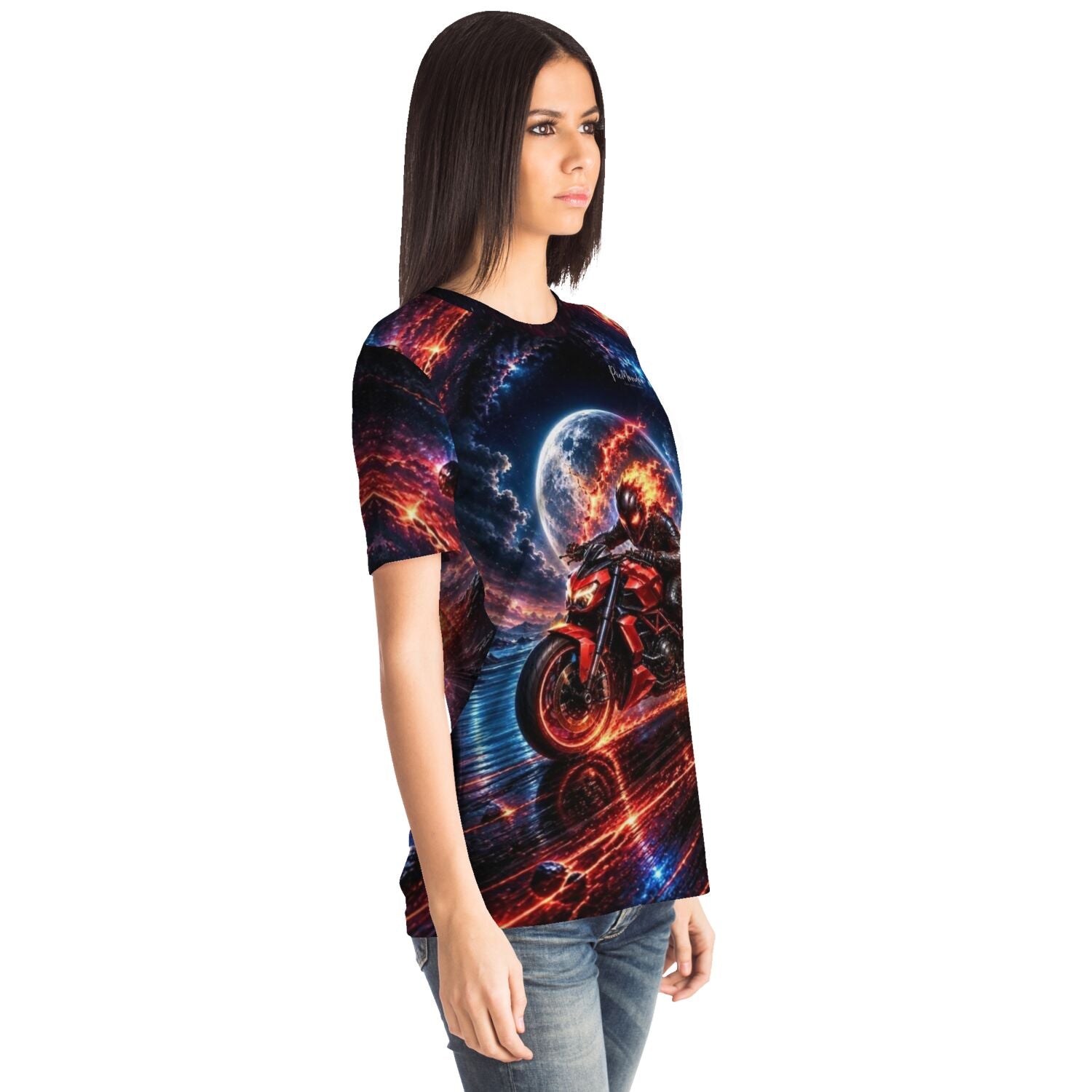 Frau trägt Dreamer T-Shirt von Picmondoo mit feurigem Motorrad-Motiv und Weltraum-Design