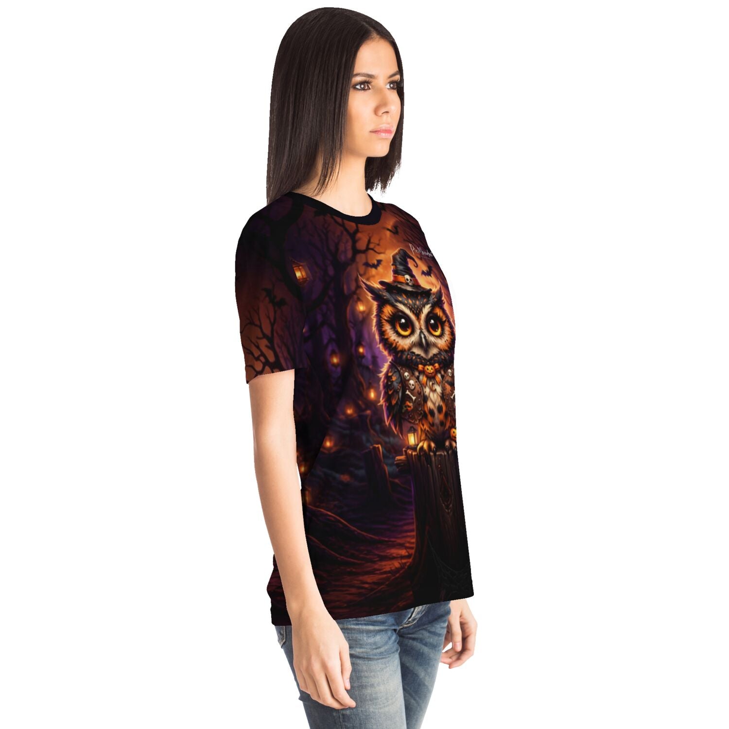 Frau trägt Dreamer T-Shirt mit Wächter der Kürbisnacht Motiv im Halloween-Stil, passend zu Diamond Painting Designs