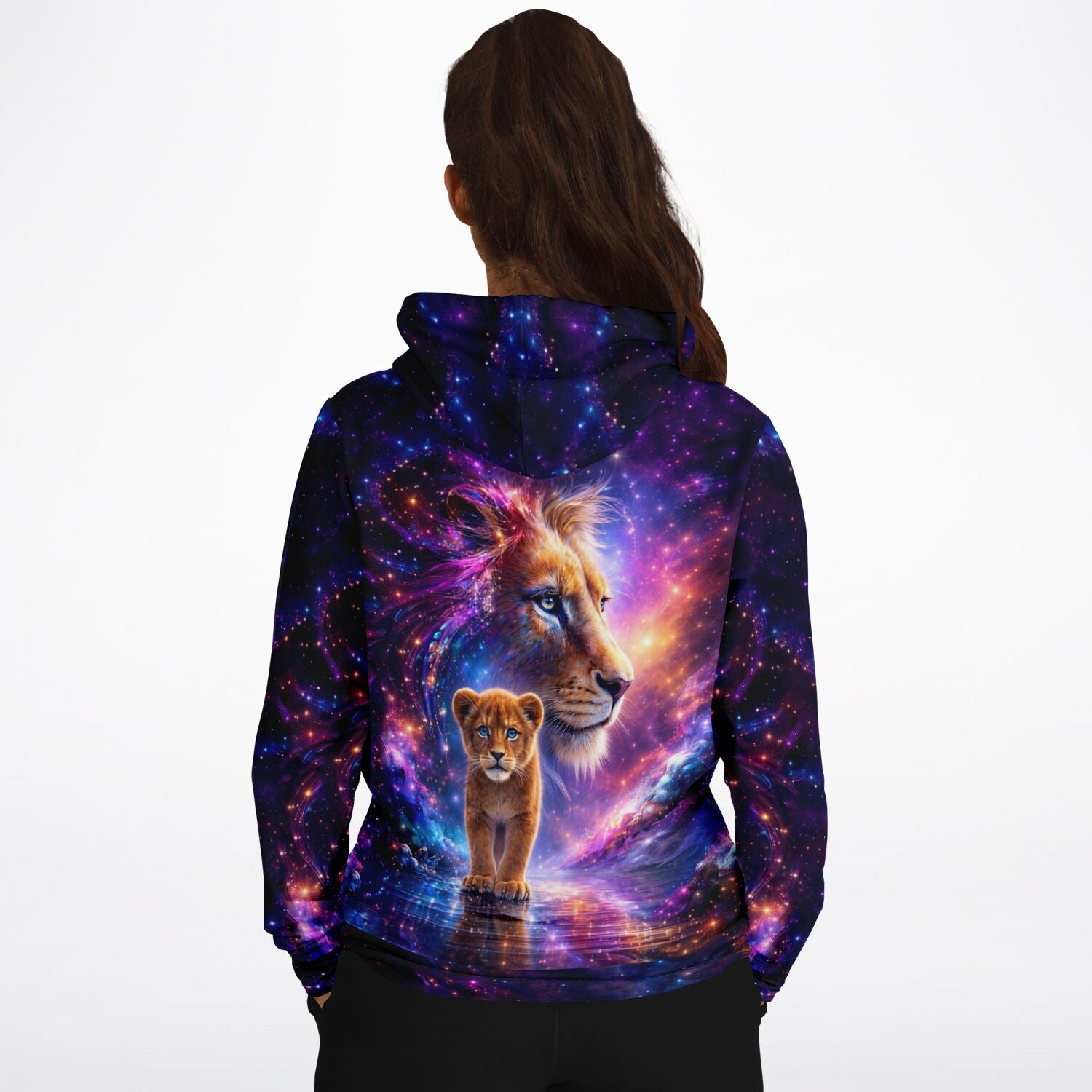 Dreamer Hoodie mit Löwen-Motiv vor galaktischem Hintergrund, der auch als Malen nach Zahlen oder Diamond Painting wirkt.