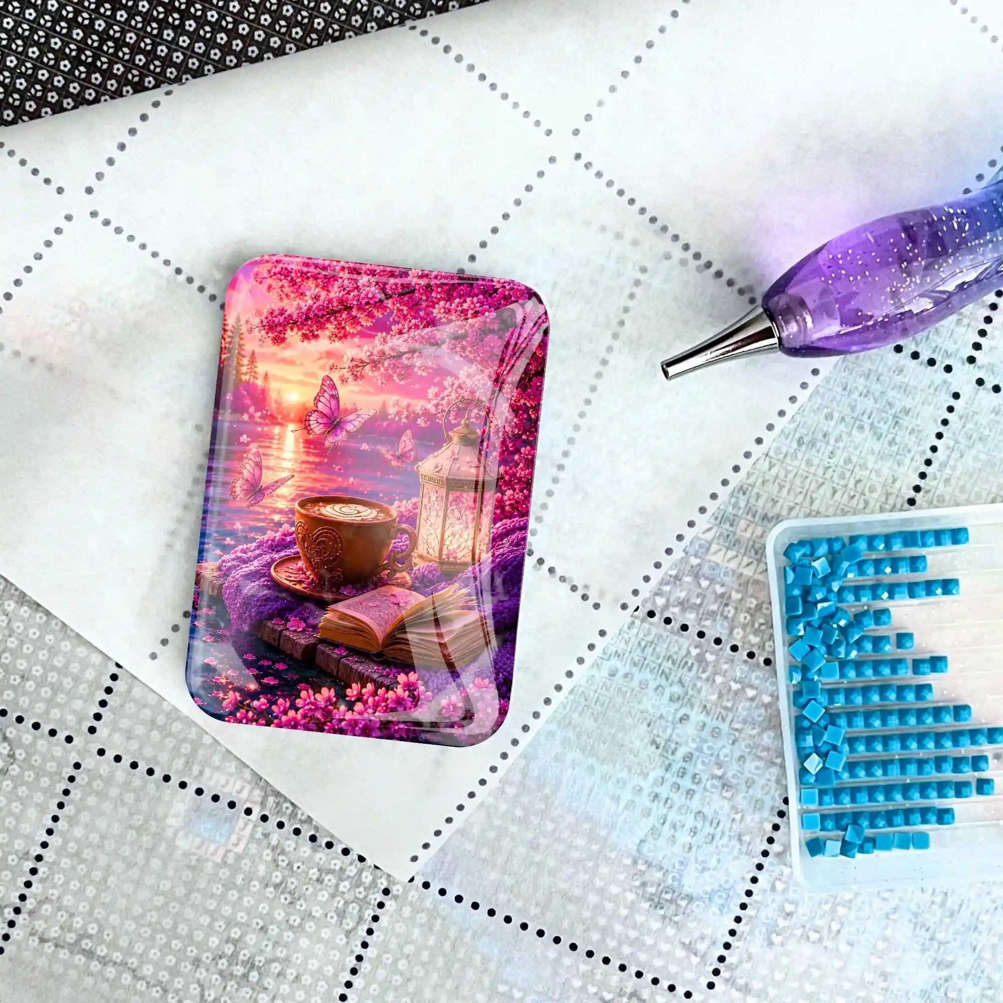 Glas Cover Minder für Diamond Painting mit Blumen, Buch und Schmetterling Motiv auf einer Leinwand