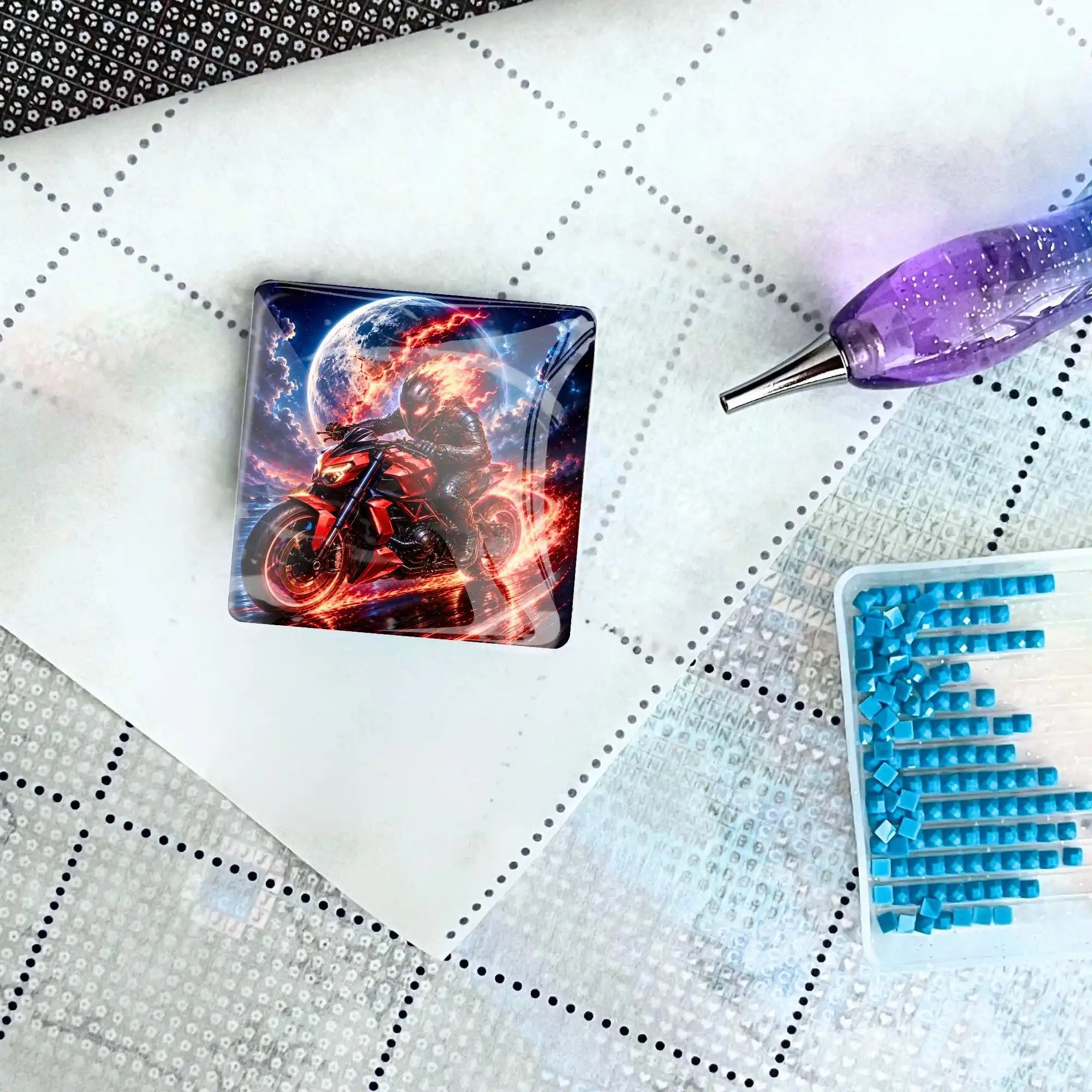 Quadratischer Cover Minder mit Motorrad-Motiv für Diamond Painting Zubehör auf weißer Leinwand mit Stift und Steinen