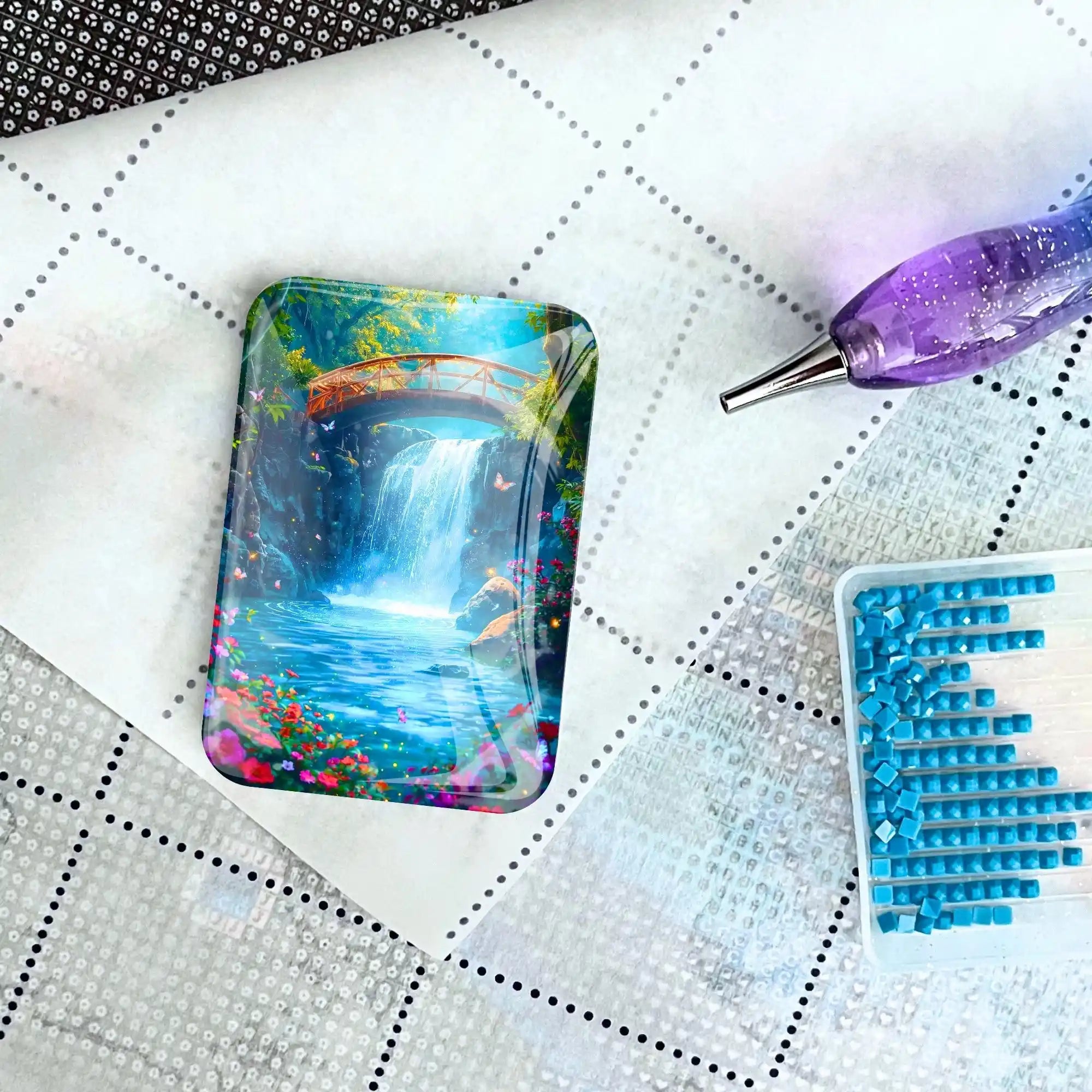 Magischer Cover Minder mit Brücken-Motiv auf Diamond Painting Leinwand mit Stift und blauen Diamanten