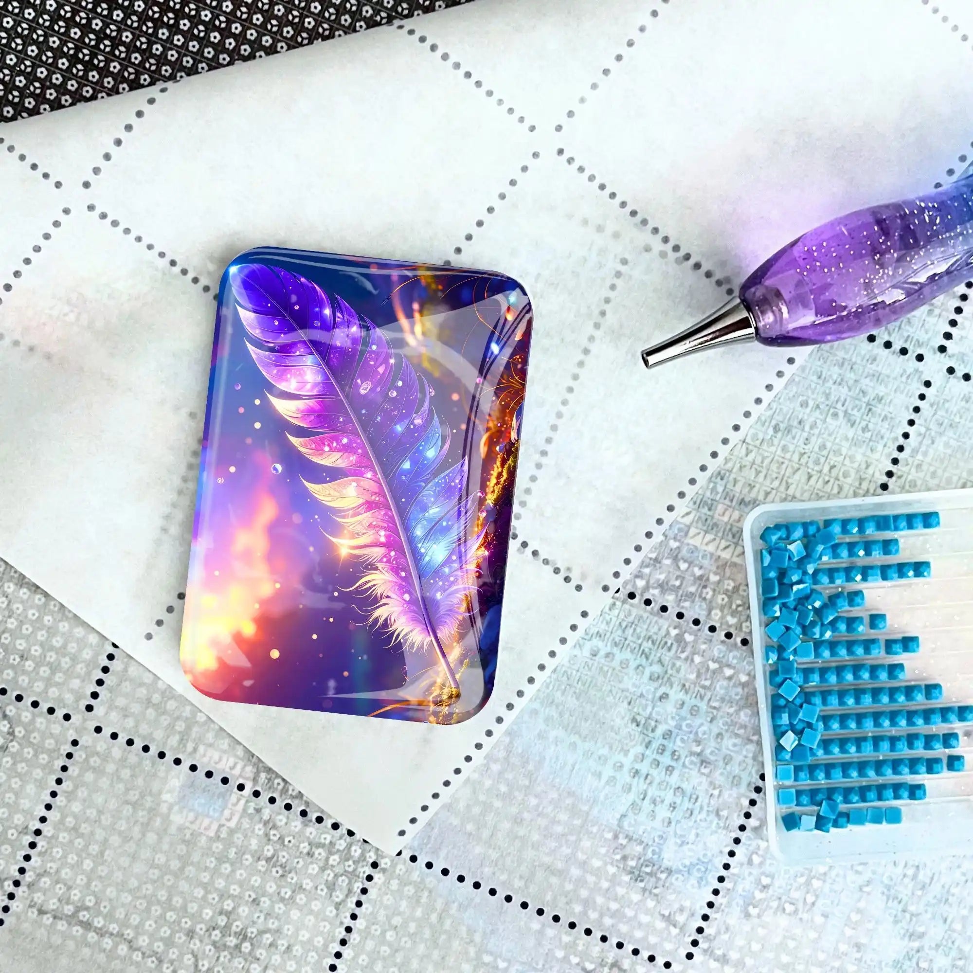 Magischer Cover Minder Feder auf Diamond Painting Leinwand mit Glitzer-Stift und blauem Steinchen-Set