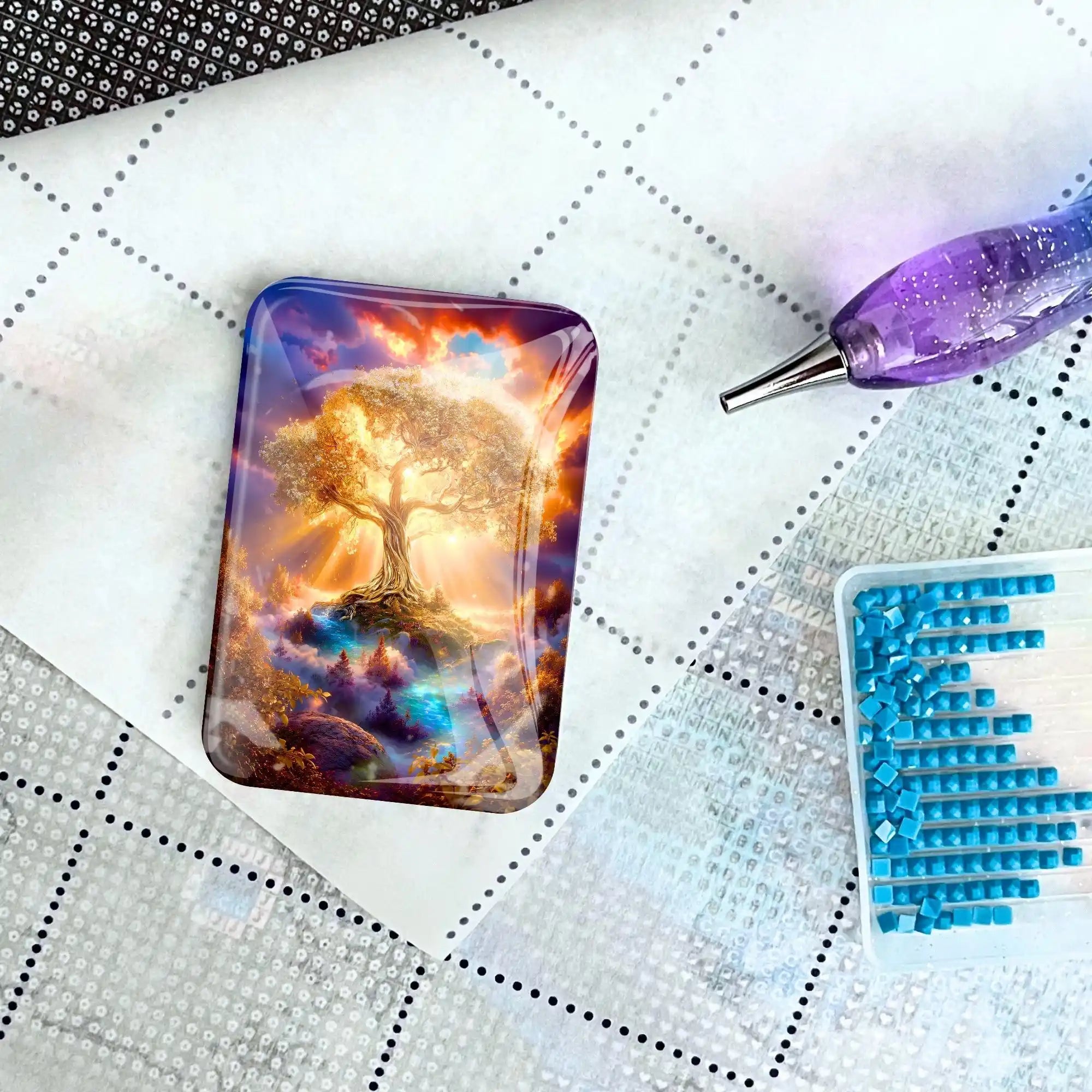 Goldener Weltenbaum Magnet Cover Minder für Diamond Painting auf einer Leinwand mit Stift und Glitzersteinen