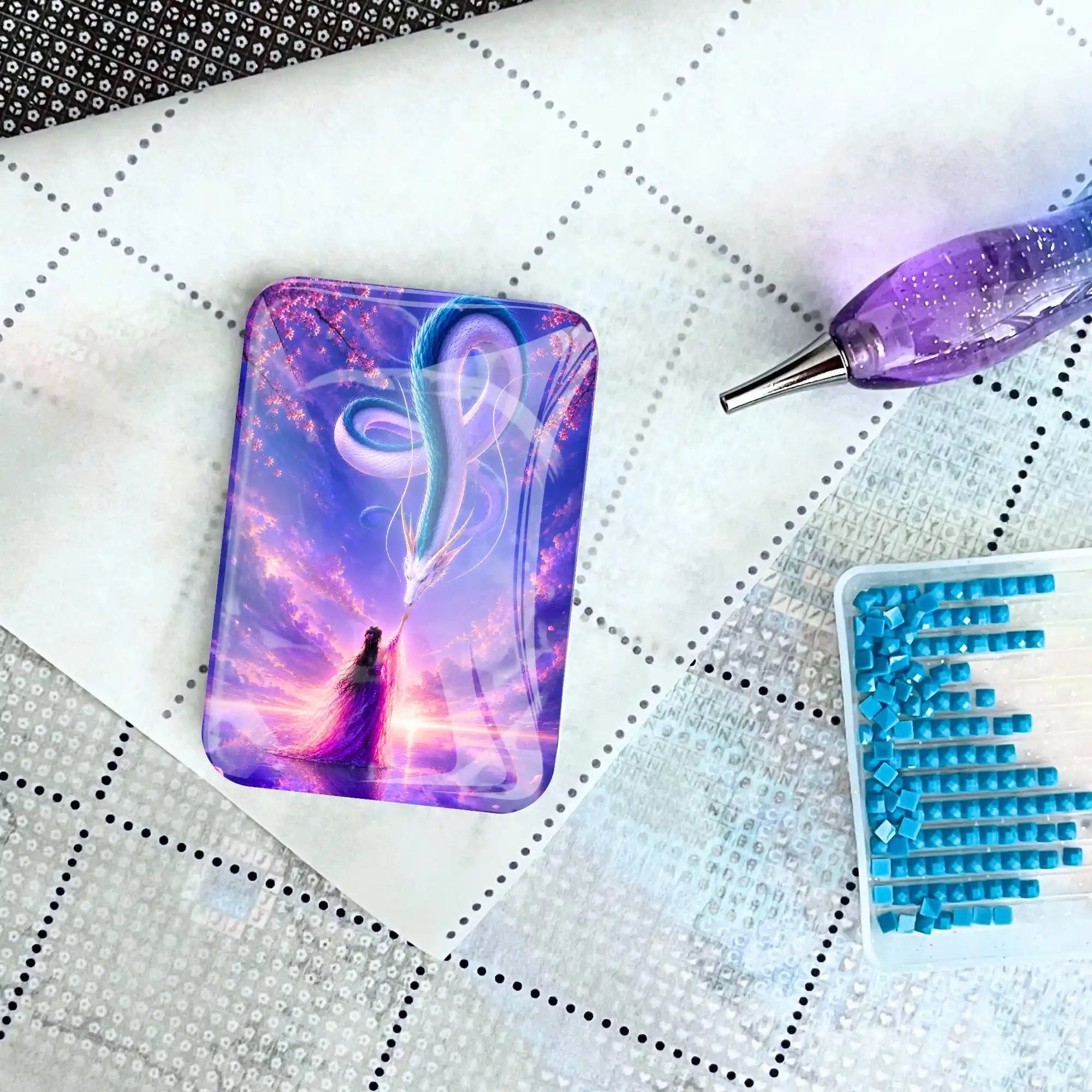 Magischer Cover Minder mit Drachenmotiv auf einer Diamond Painting Leinwand mit Glitzersteinen und Stift