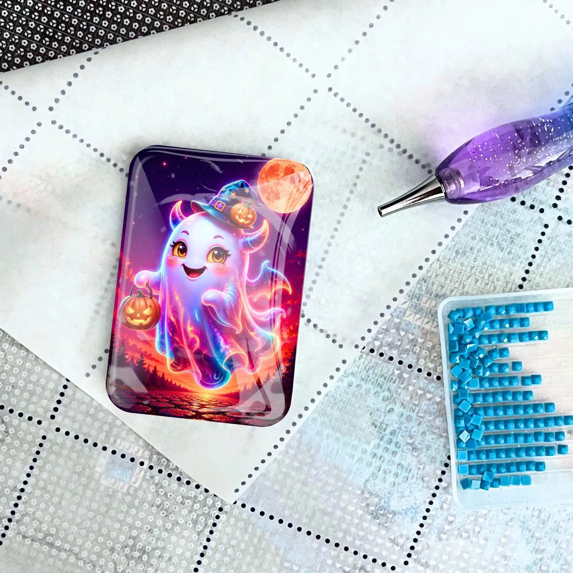 Magischer Cover Minder mit süßem Geister-Motiv auf einer Diamond Painting Leinwand mit Stift und Glitzersteinen
