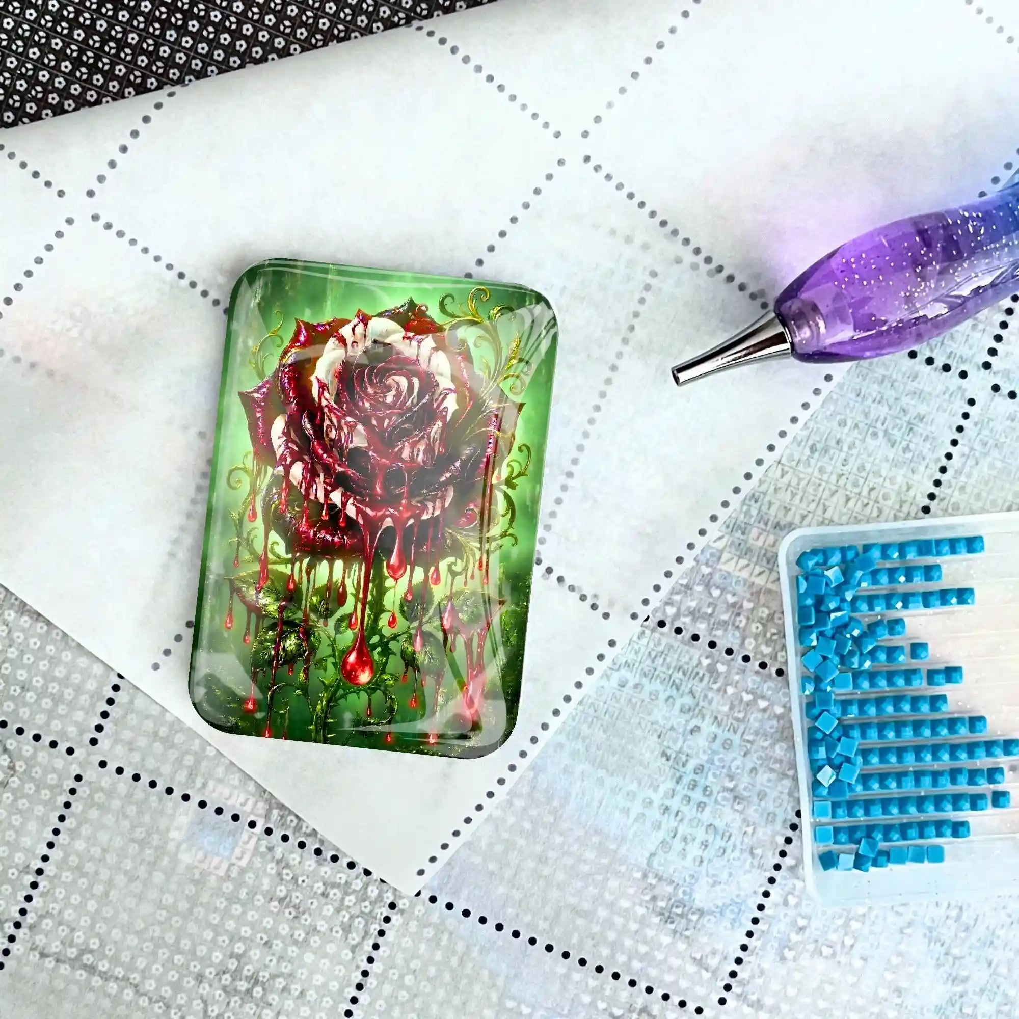 Glas Cover Minder mit Rosenmotiv auf Diamond Painting Leinwand mit Stift und blauen Diamanten