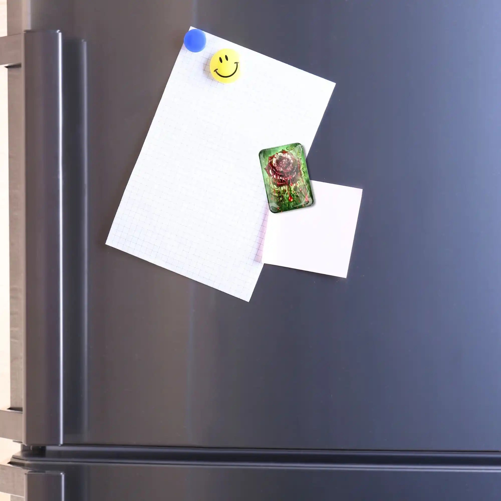 Glas Cover Minder für Diamond Painting mit Rosen-Motiv, befestigt an Zettel am Kühlschrank