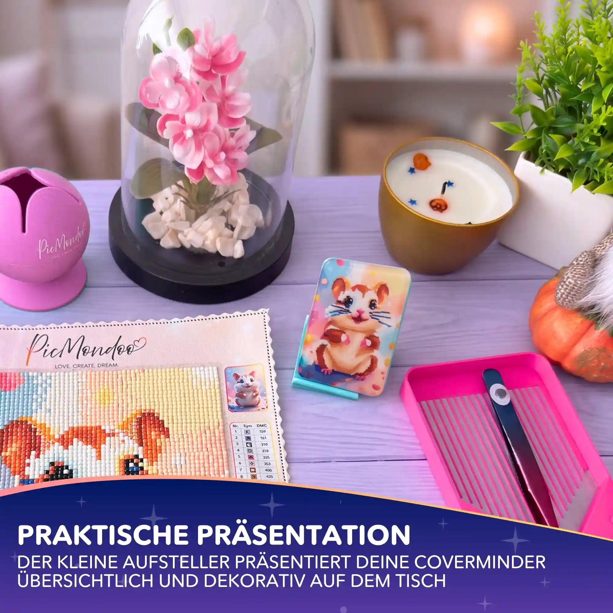 3D Coverminder Aufsteller präsentiert ein süßes Hamster-Motiv als Diamond Painting Zubehör auf einem Basteltisch