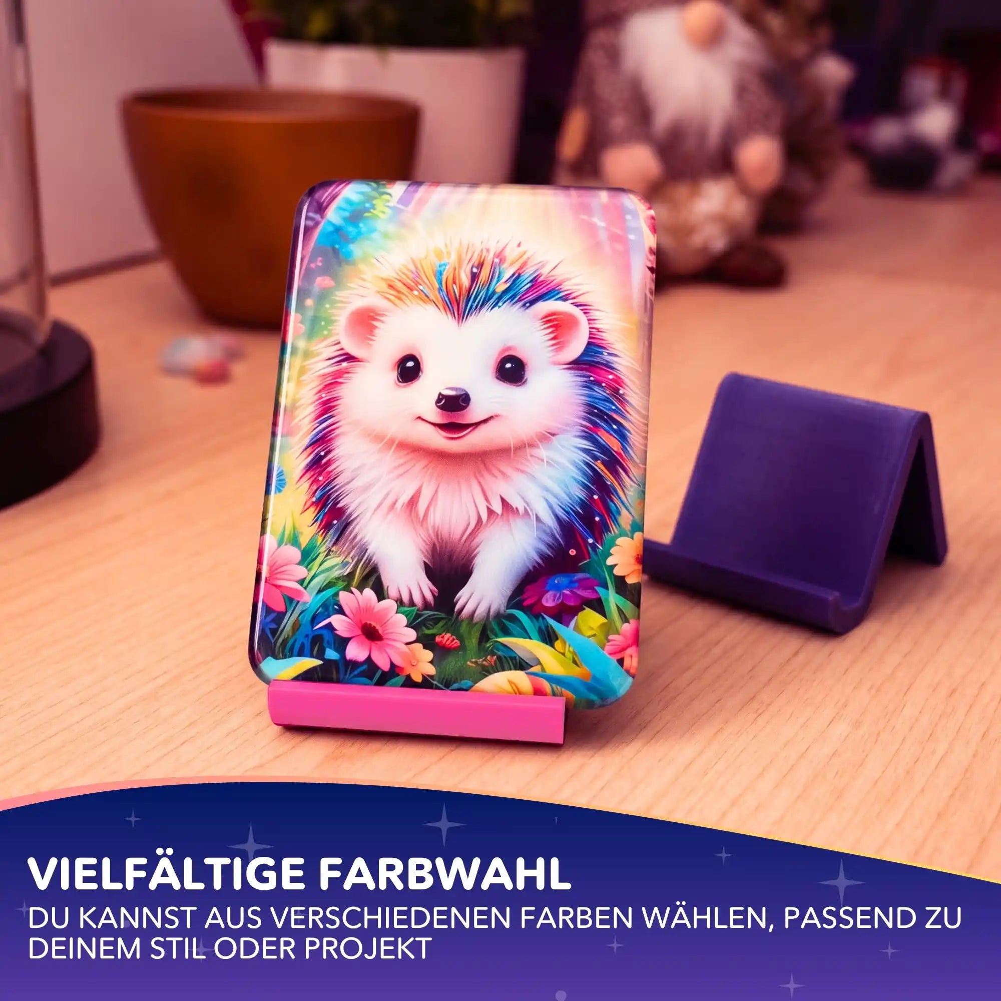 3D gedruckter Coverminder Aufsteller für Diamond Painting Zubehör mit farbenfrohem Igel-Motiv auf einem Basteltisch.