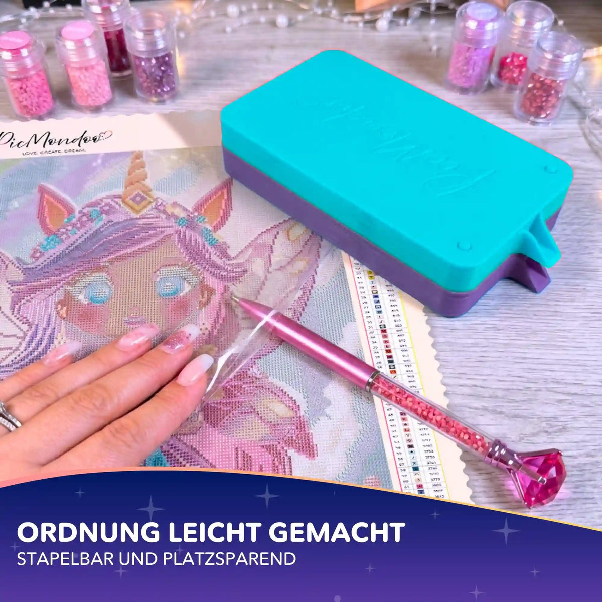 Türkises Diamond Painting Schiffchen als praktisches Zubehör zum Sortieren von Glitzersteinen auf einer bastelnden Leinwand
