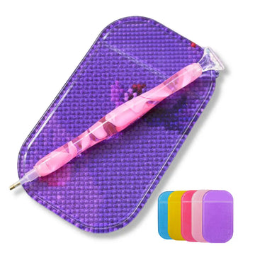 Diamond Painting Antirutschmatte in Lila mit rosa Stift als rutschfeste Ablage für Diamond Painting Zubehör