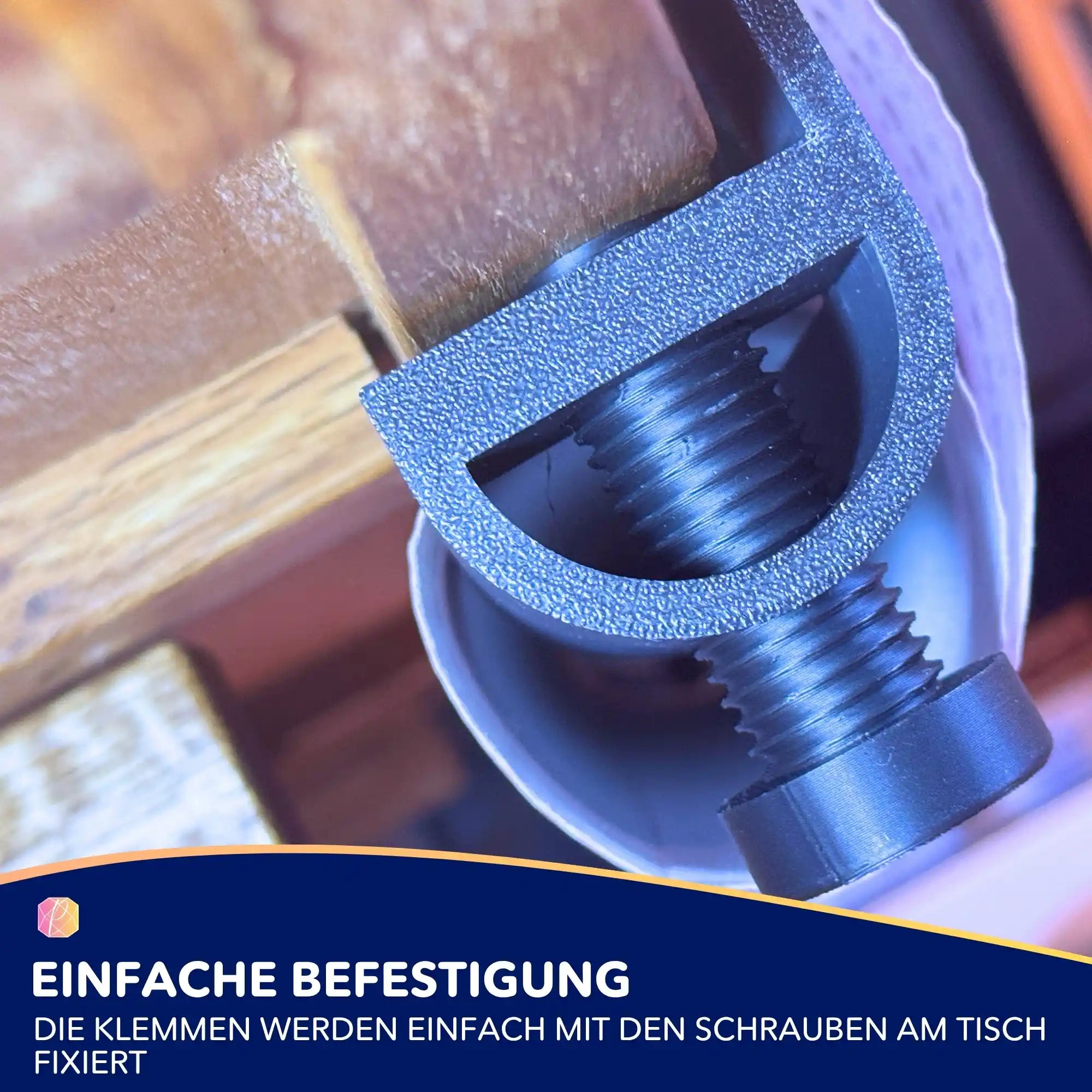Schwarze Tischklemme als praktisches Diamond Painting Zubehör zur Fixierung und zum Einrollen der Leinwand am Arbeitstisch