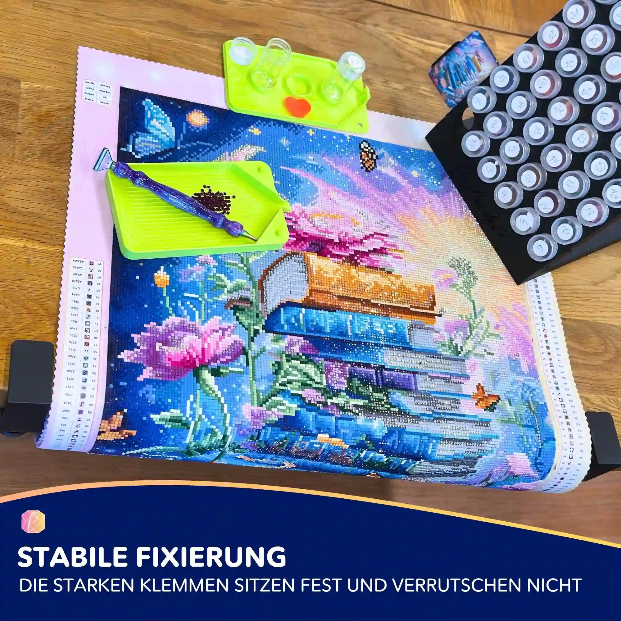 Tischklemme fixiert aufgerollte Diamond Painting Leinwand mit Zubehör wie Stift und Steinchen-Organizer auf dem Arbeitsplatz