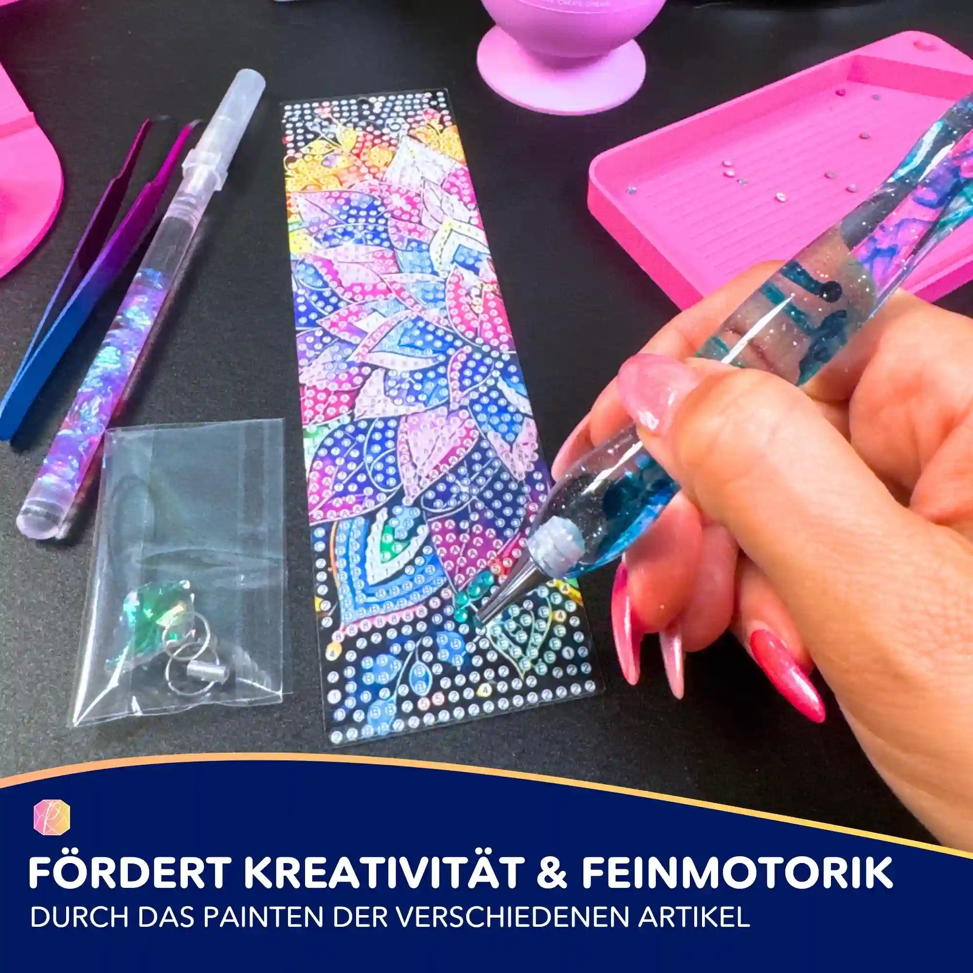 Diamond Painting Lesezeichen mit glitzernden Steinen kreativ gestalten, inklusive Zubehör wie Applikator und Ablageschale.