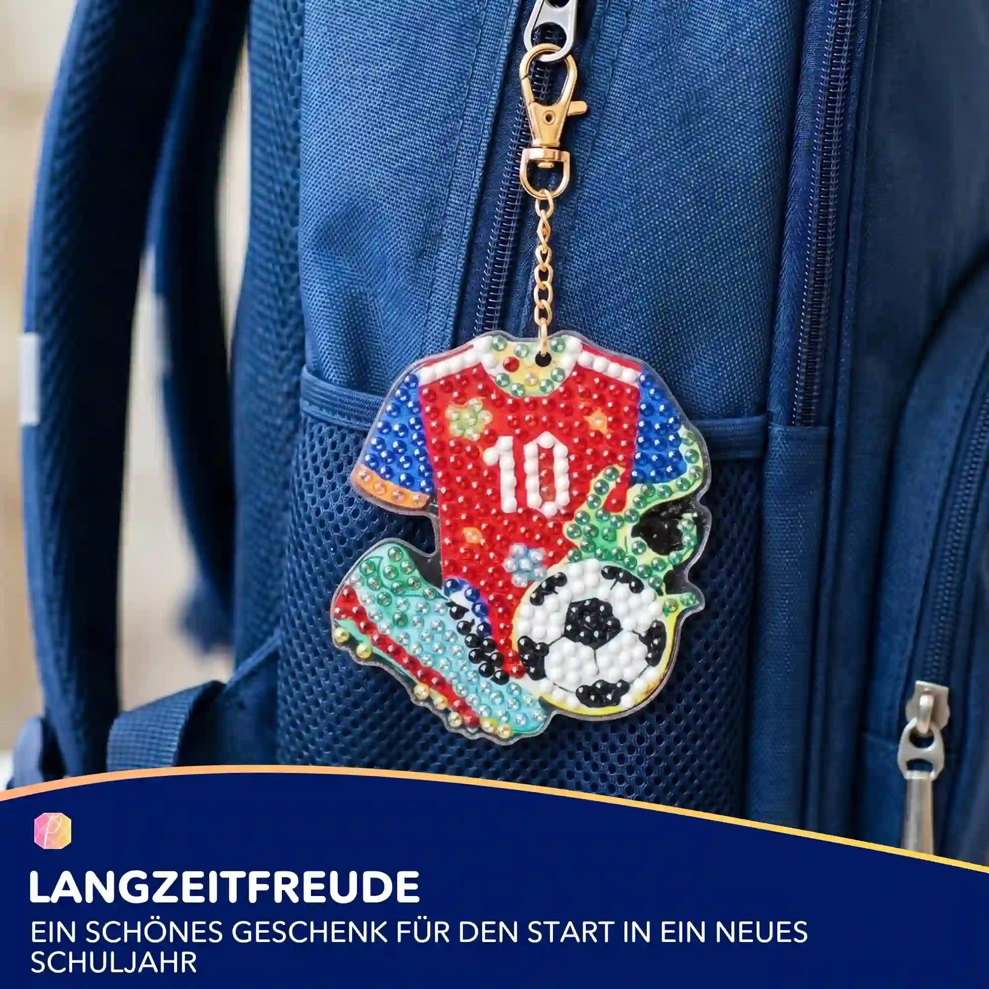 Diamond Painting Anhänger Fußball-Trikot mit Glitzersteinen an einem blauen Schulrucksack zum Schulanfang für Jungen