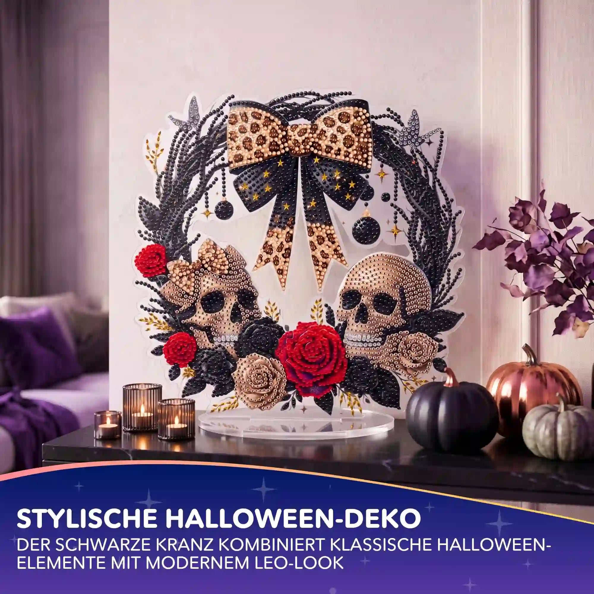 Diamond Painting Aufsteller Totenkopfkranz mit Leo-Schleife, roten Rosen und Glitzersteinen als moderne Halloween-Deko.