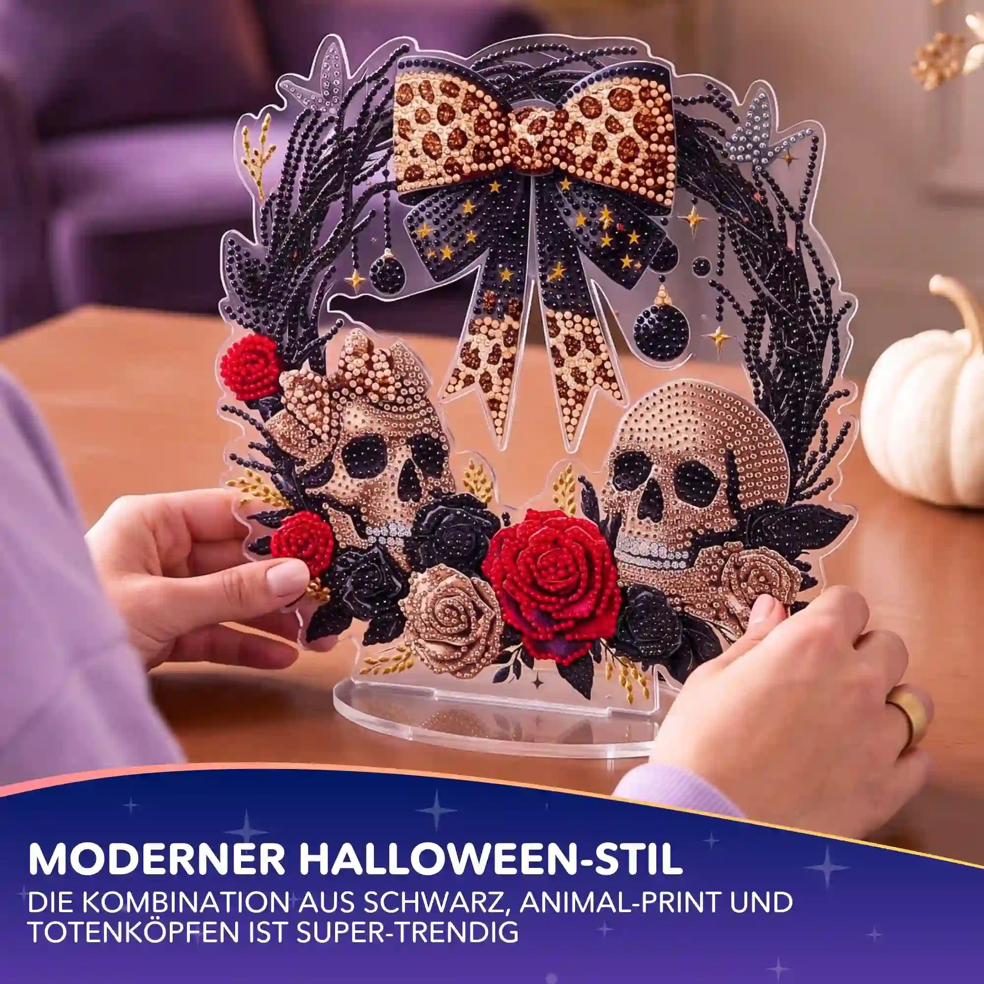 Diamond Painting Aufsteller als Halloween Totenkopfkranz mit Leo-Print Schleife und roten Blumen für DIY Dekoration.