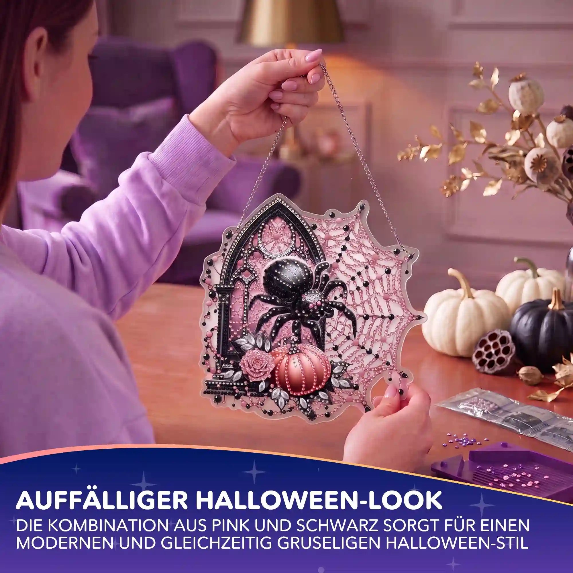 Diamond Painting Aufhänger Spinne mit pinken und schwarzen Steinen als moderne DIY Halloween Deko zum Selbermachen