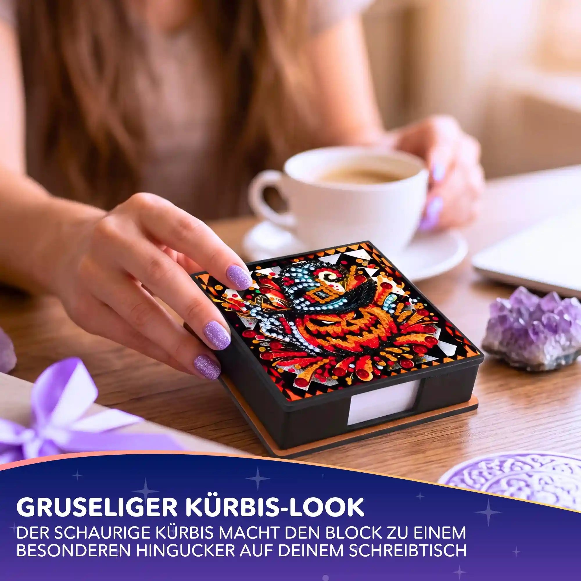 Diamond Painting Notizblock mit Halloween Kürbis Motiv in schwarzer Lederoptik dekoriert mit funkelnden Glitzersteinen