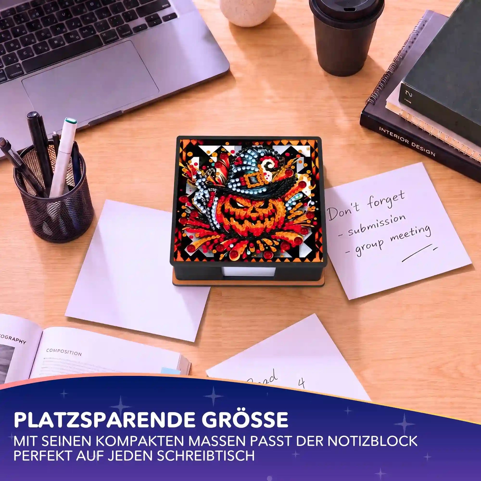 Diamond Painting Notizblock Halloween auf Schreibtisch mit glitzerndem Kürbis-Motiv als kreatives DIY-Bürozubehör