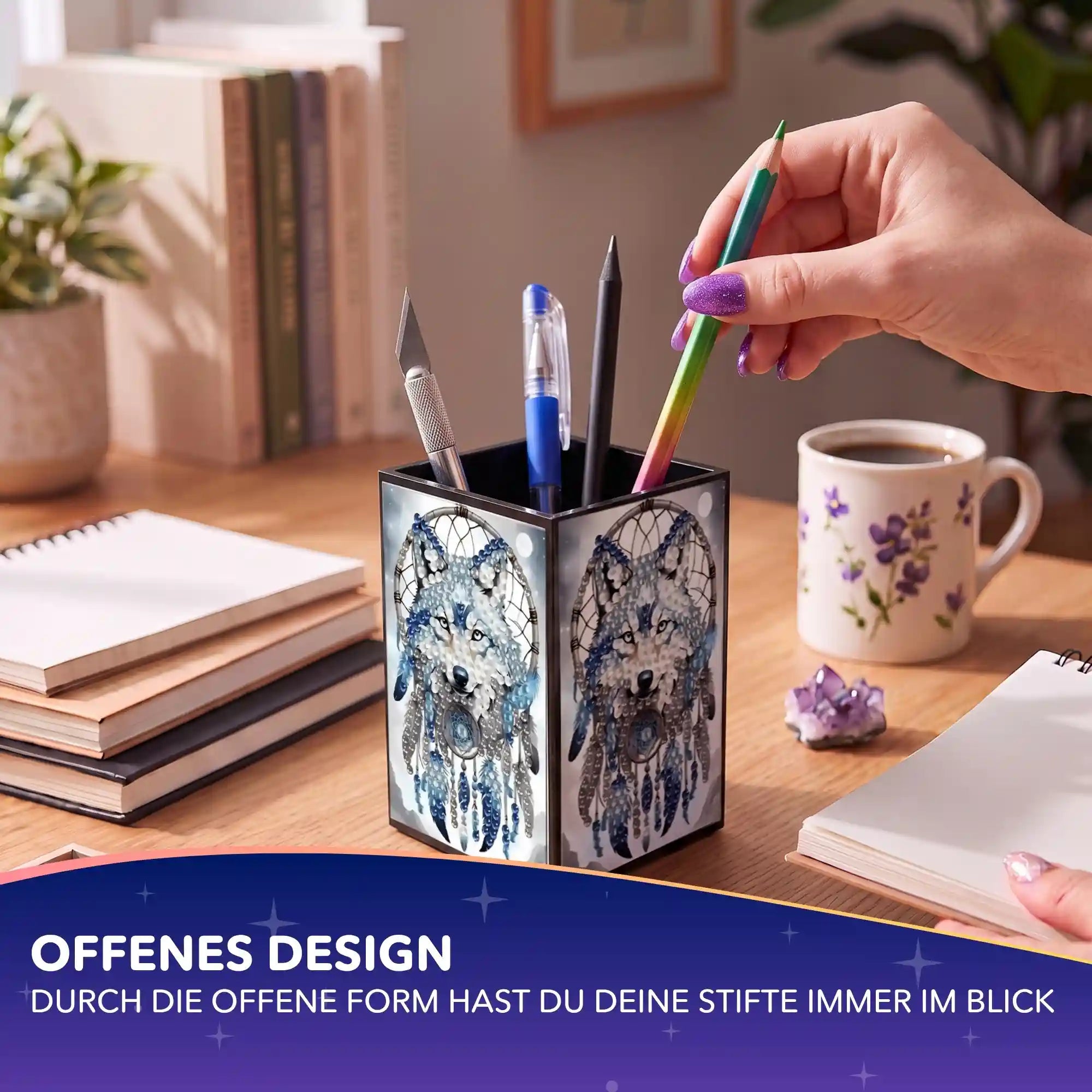 Diamond Painting Stiftehalter mit Wolfsmotiv und Traumfänger, gefüllt mit Stiften als dekorativer Schreibtisch Organizer.