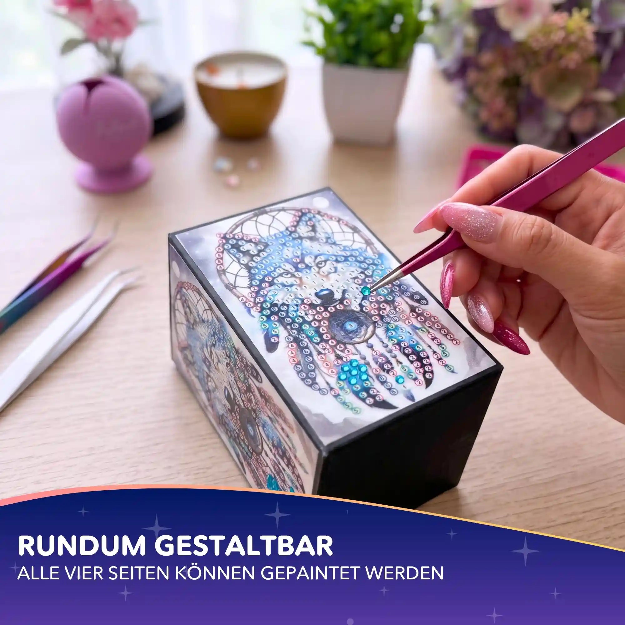 Diamond Painting Stiftehalter mit Wolf-Traumfänger-Motiv, der mit glitzernden Steinchen und Pinzette kreativ verziert wird.