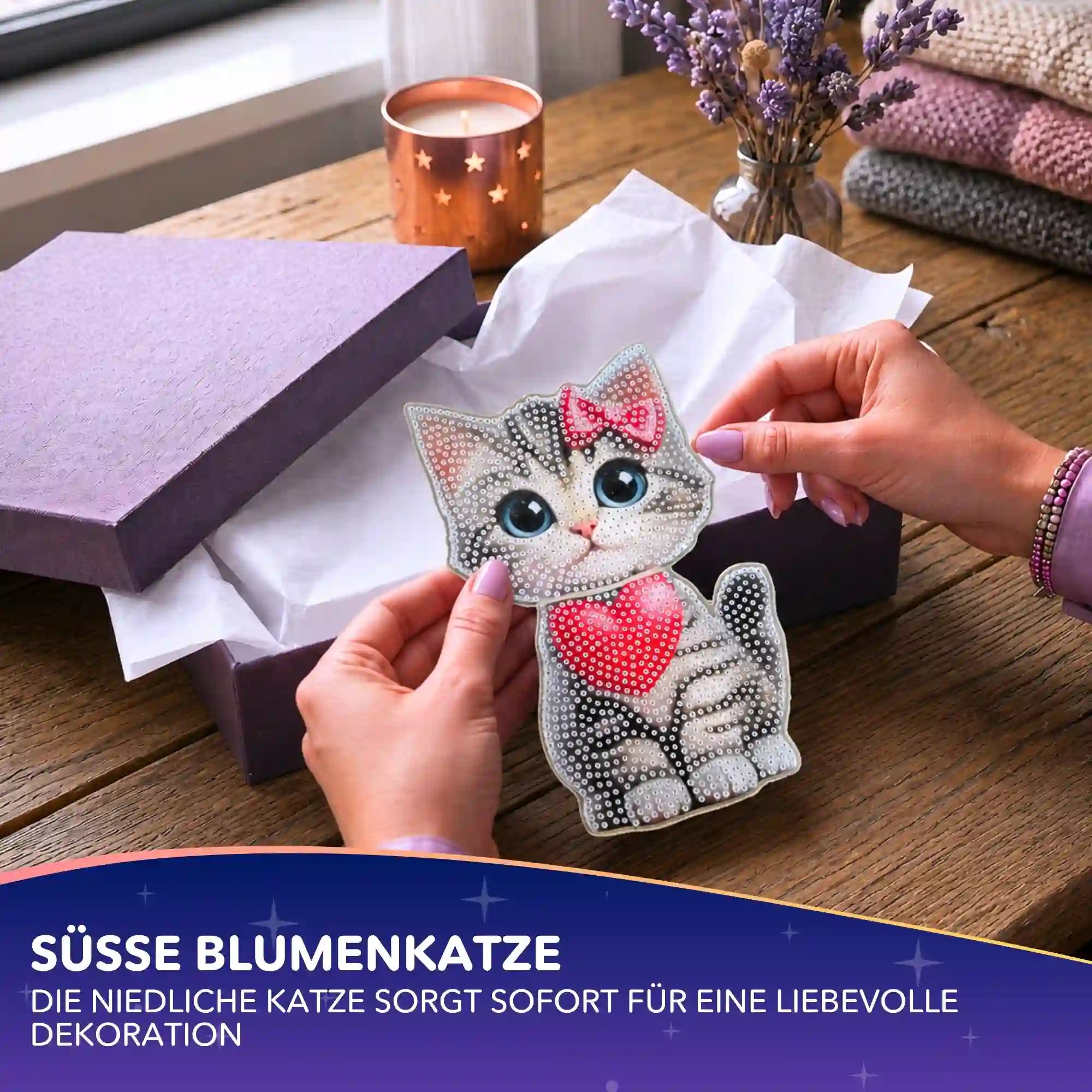 Fertiger Diamond Painting Aufsteller in Katzenform mit rotem Herz und Glitzersteinen in einer Geschenkverpackung.