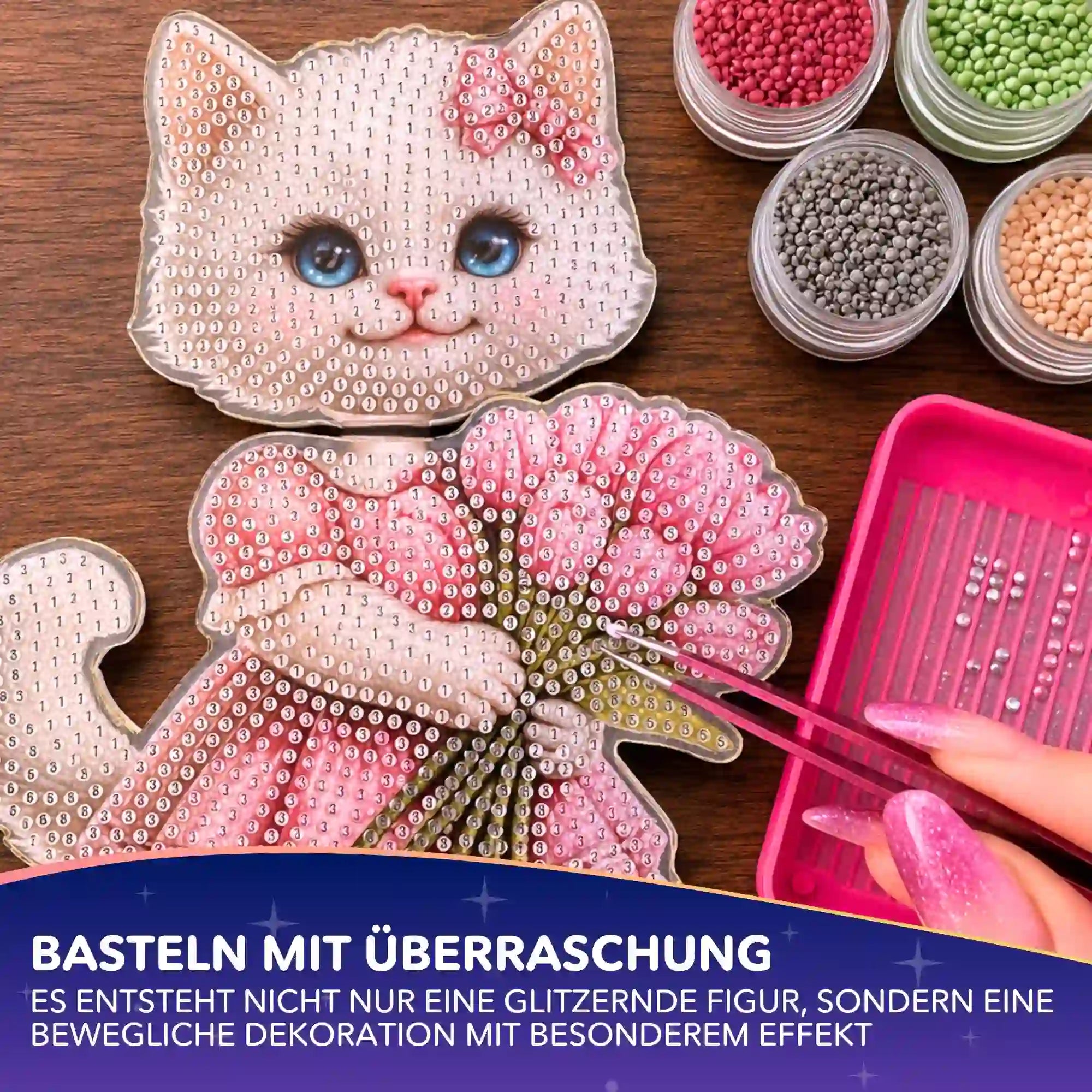 Diamond Painting Aufsteller einer Wackelkatze mit Blumenstrauß, gestaltet mit bunten Glitzersteinen und Bastelwerkzeug.