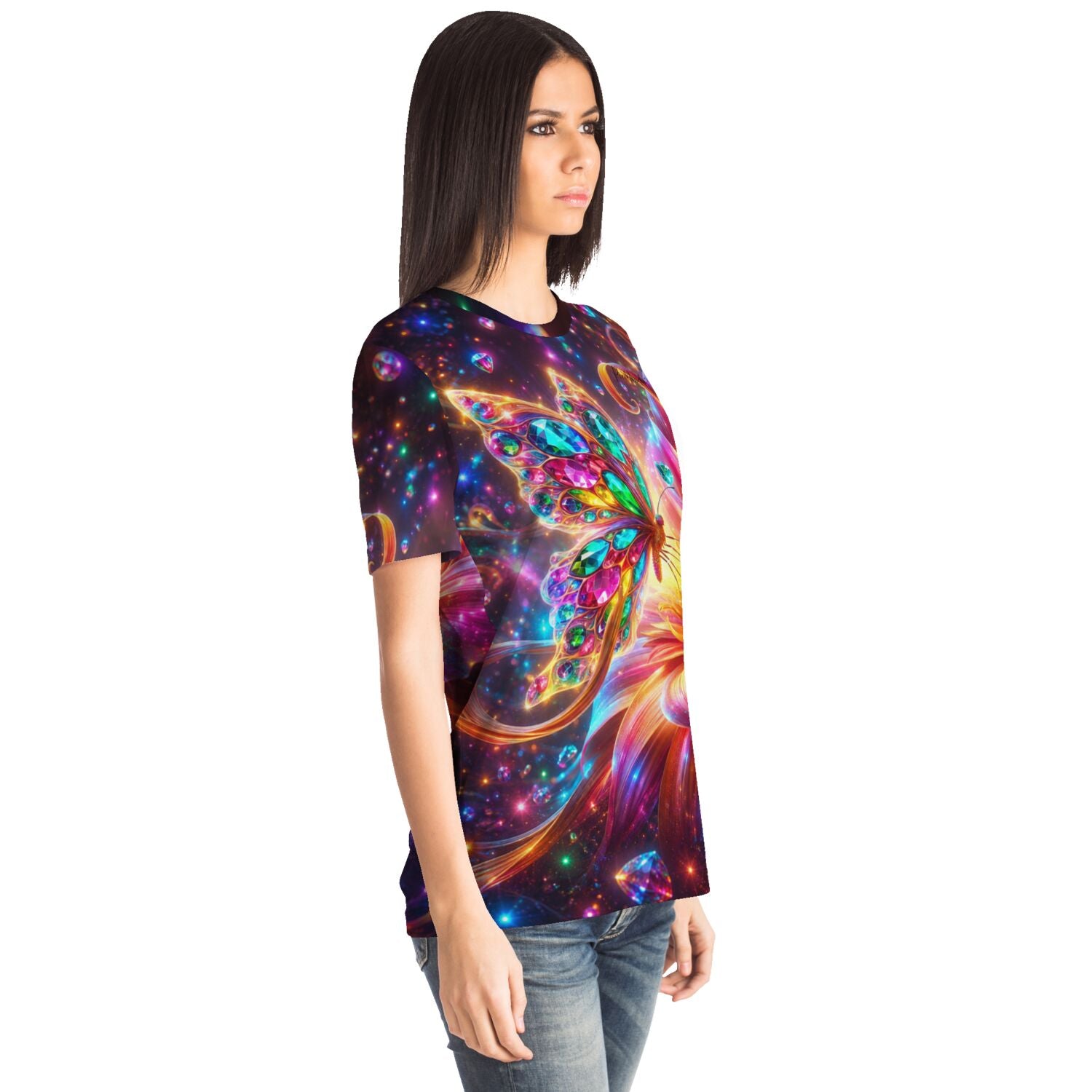Frau trägt T-Shirt mit farbenfrohem Schmetterling im Diamond Painting Stil und funkelnden Edelstein-Motiven