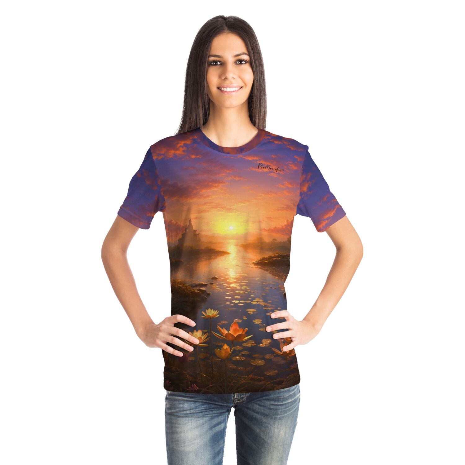 Frau trägt ein T-Shirt mit Diamond Painting Motiv: Sonnenuntergang über einem See mit Seerosen im picmondoopro.comsign
