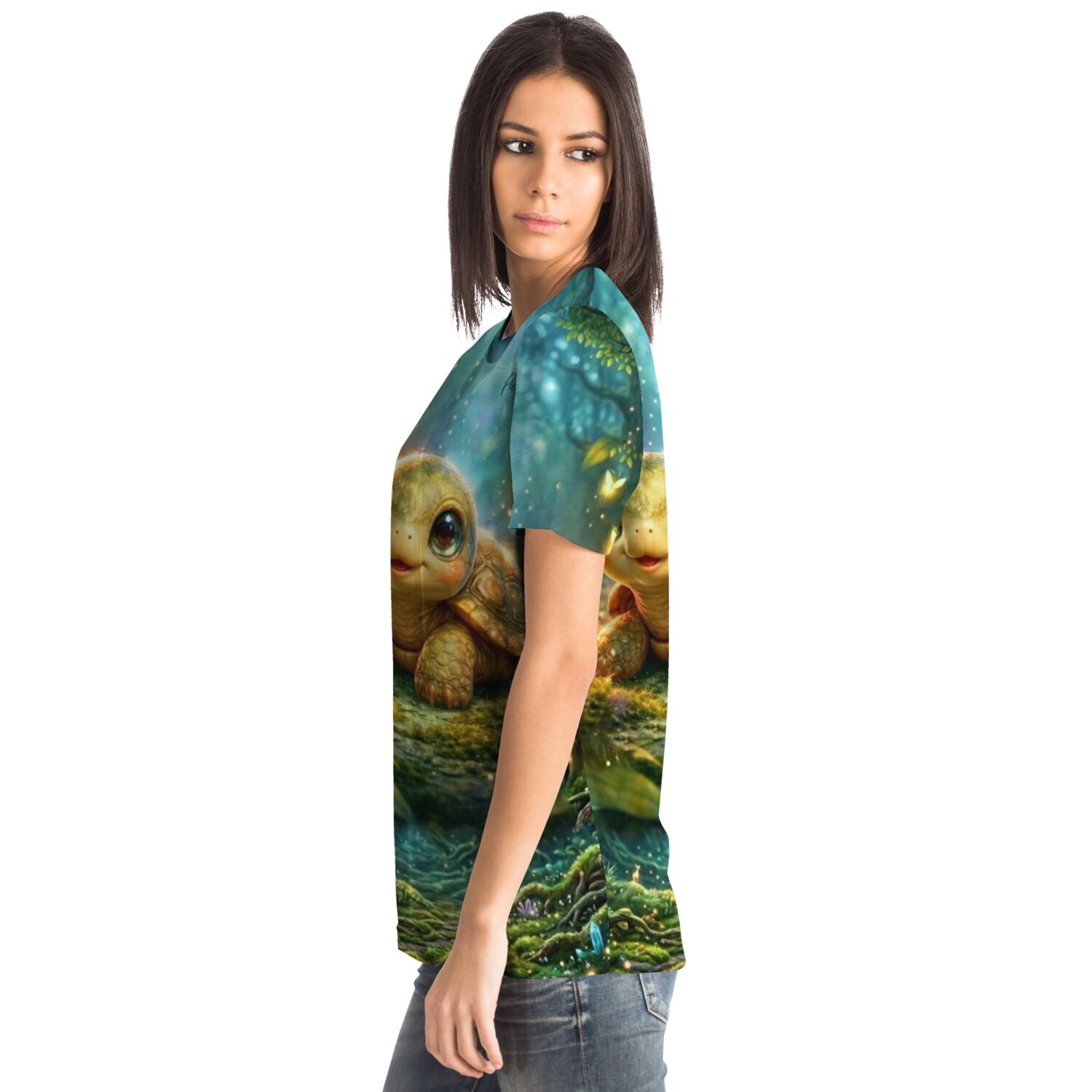 Frau trägt Dreamer T-Shirt mit niedlichem Schildkröten-Motiv im märchenhaften Wald-Design, passend für kreative Fans