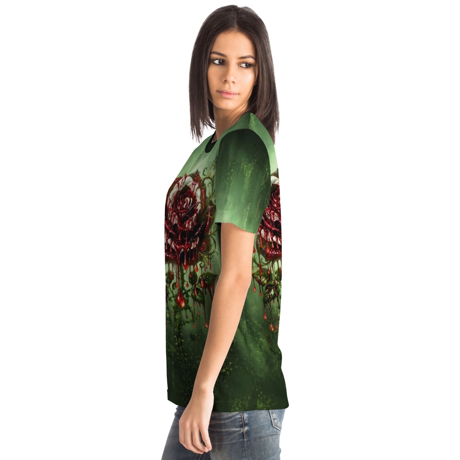 Frau trägt Dreamer T-Shirt mit düsterem Rosen-Motiv in Grün und Rot, passend zu künstlerischem Diamond Painting Style.