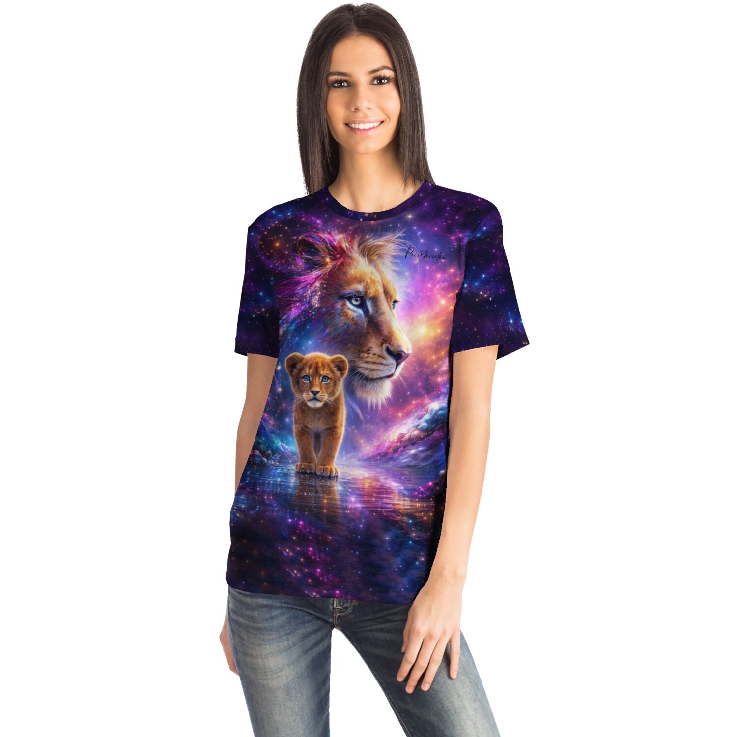 Frau trägt ein T-Shirt mit Löwen-Motiv im Galaxie-Design, passend zu Diamond Painting und Malen nach Zahlen Vorlagen.