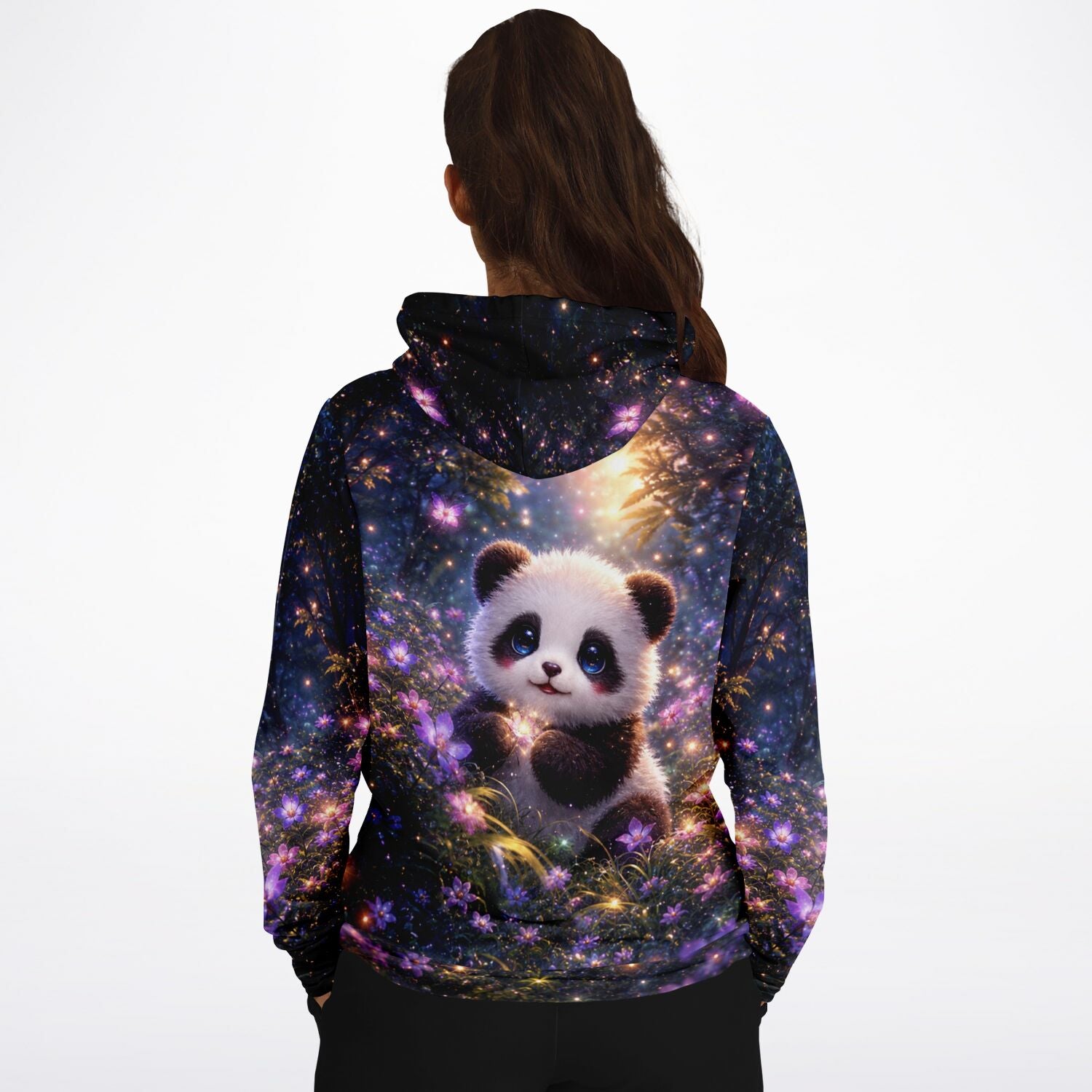 Dreamer Hoodie mit Panda-Motiv im magischen Wald, inspiriert von Diamond Painting Ästhetik und leuchtenden Farben.