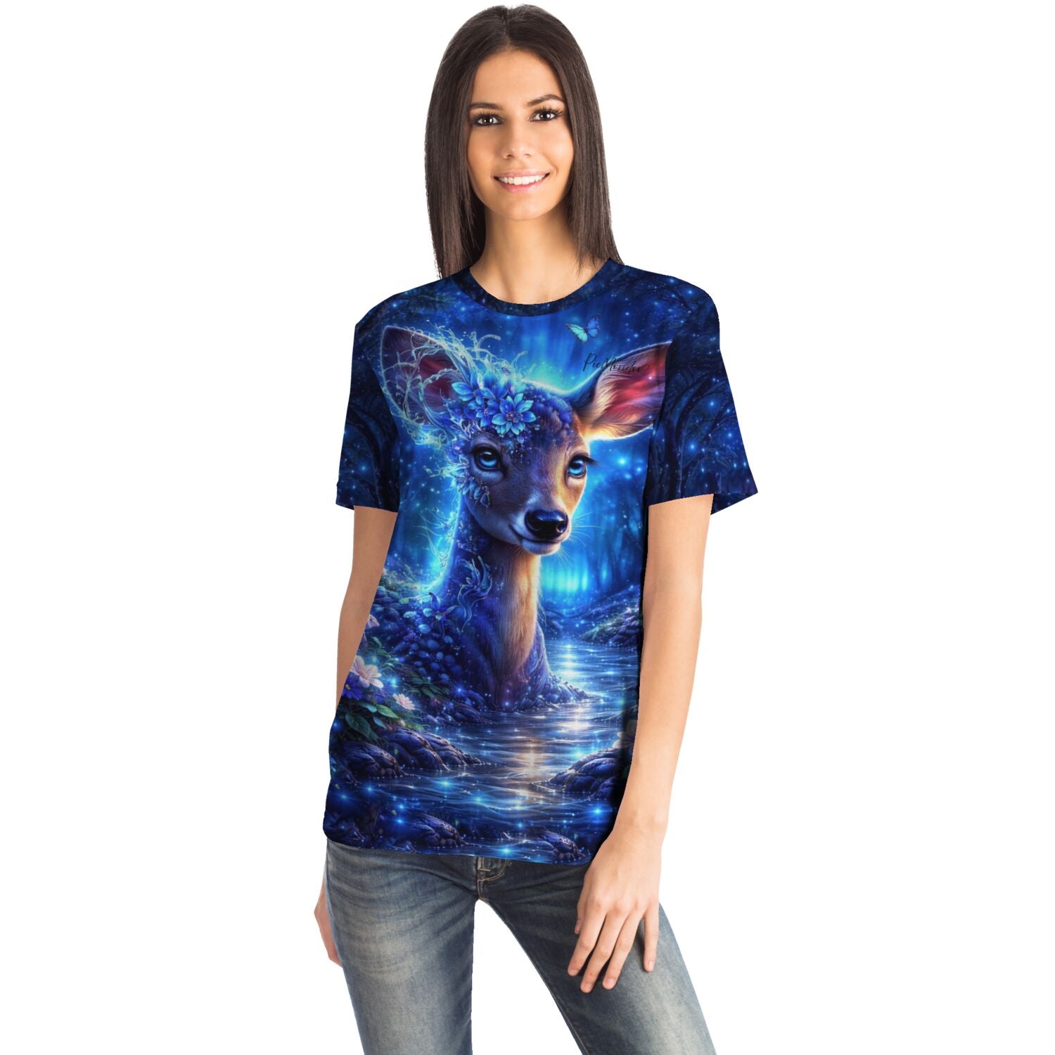 Frau trägt Dreamer T-Shirt Hüterin des Herzens mit blauem Reh-Motiv, inspiriert durch Diamond Painting Kunststile
