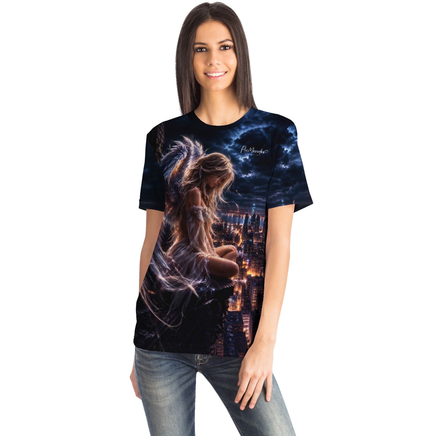 Frau trägt Dreamer T-Shirt mit Engel-Motiv, inspiriert von Diamond Painting Kunstwerken und Malen nach Zahlen Designs.