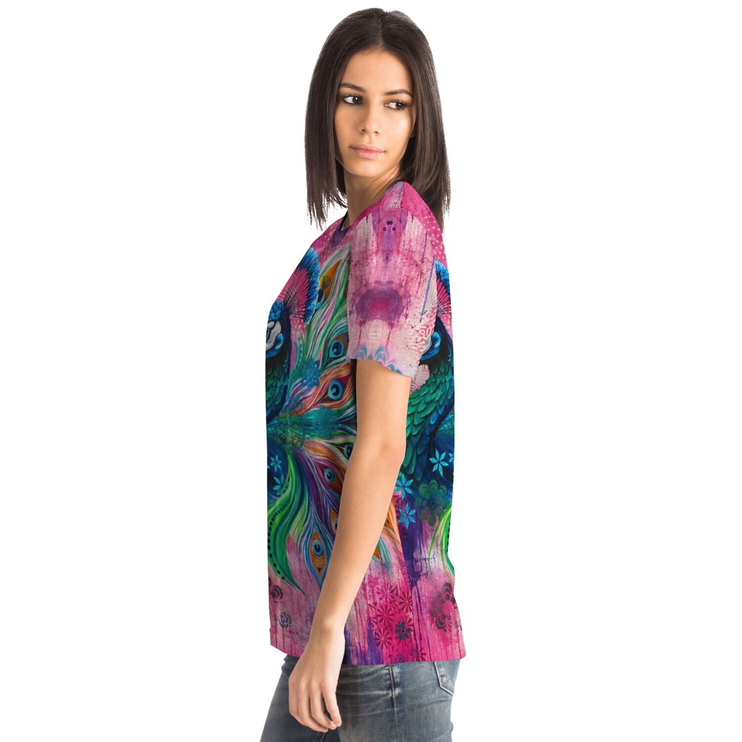 Frau trägt T-Shirt mit farbenfrohem Pfau-Design, inspiriert durch Malen nach Zahlen und Diamond Painting Kunstwerke.