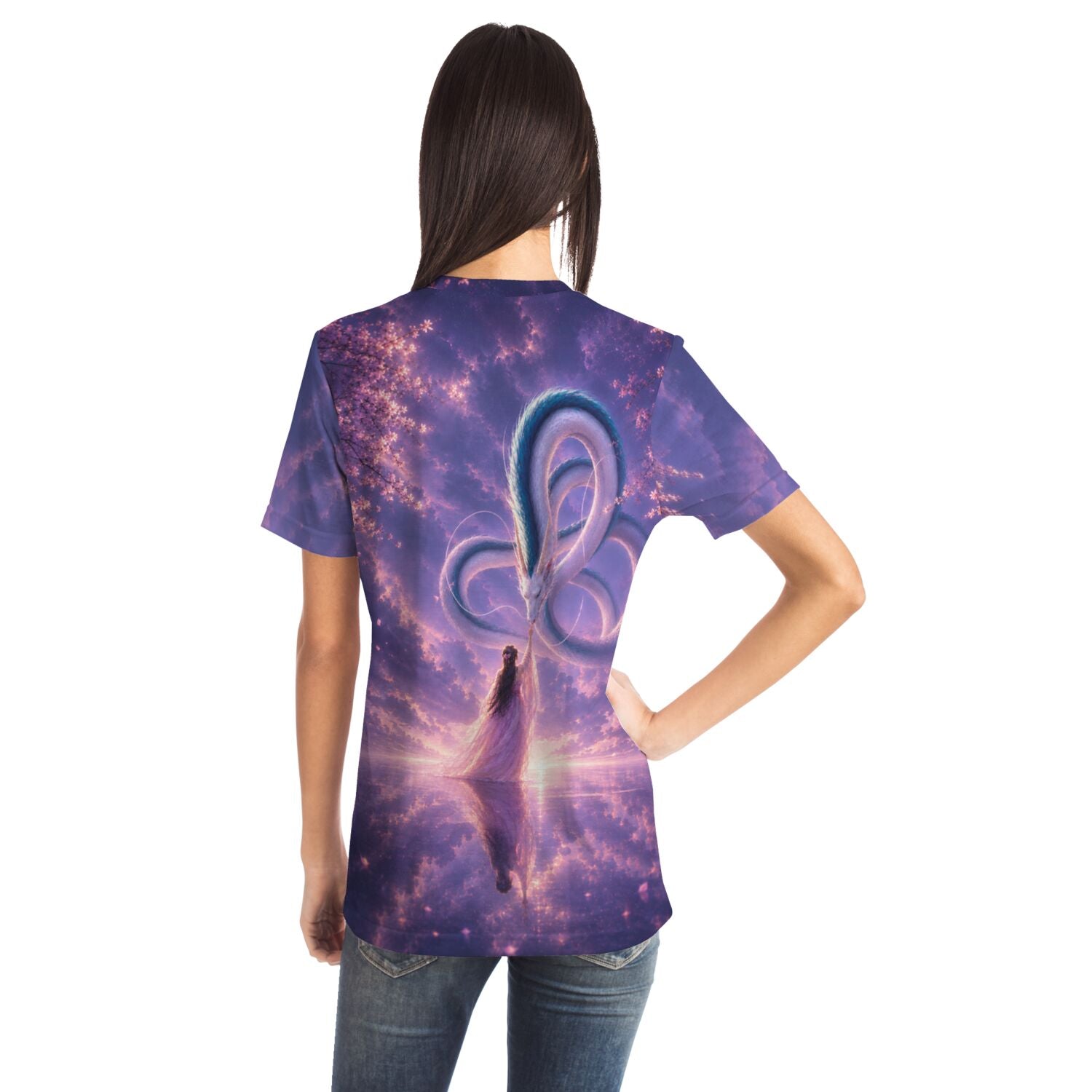 Frau trägt Dreamer T-Shirt mit mystischem Drachen-Motiv in Violett, ideal für Fans von Diamond Painting und Kunstdesigns.