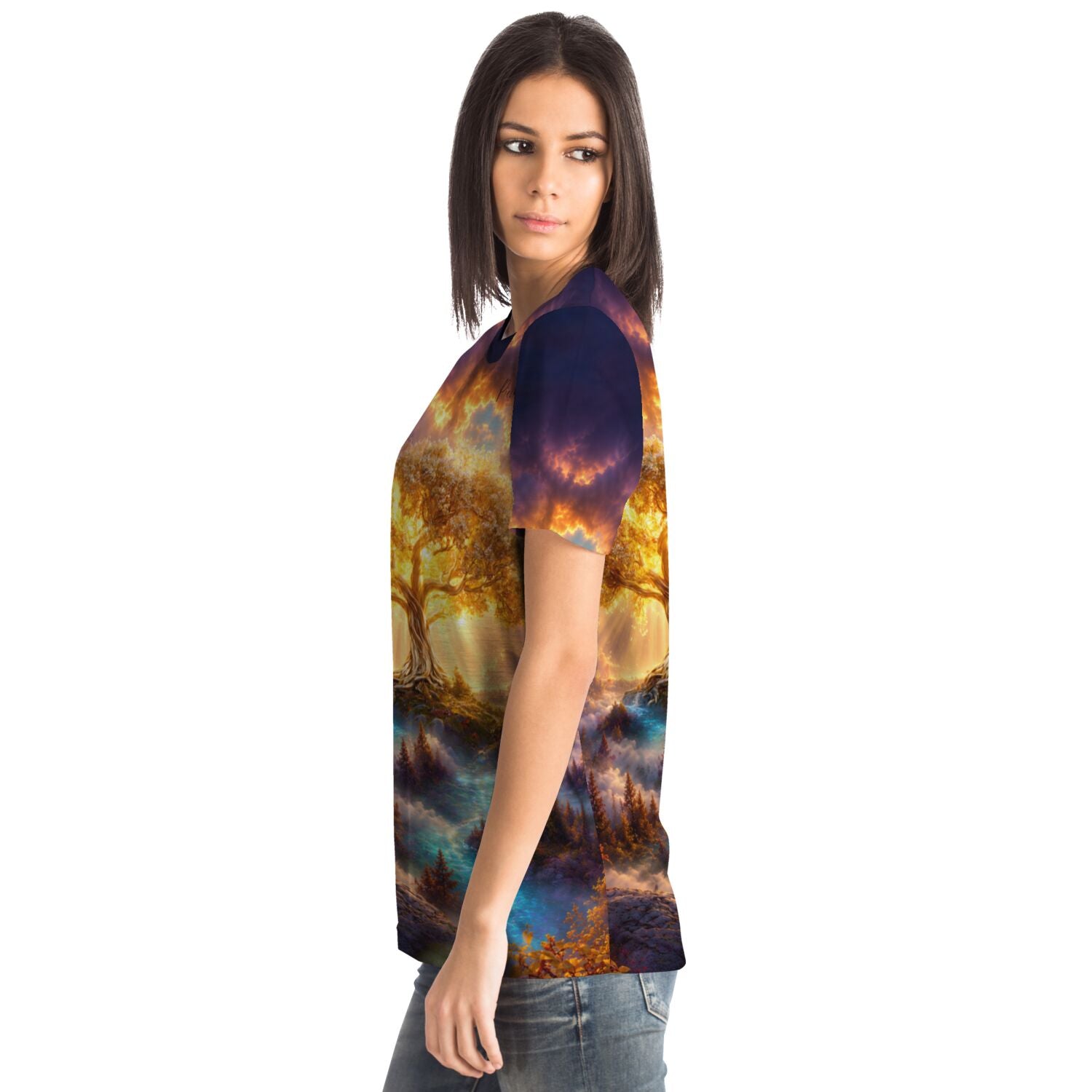 Frau trägt Dreamer T-Shirt mit goldenem Weltenbaum Motiv, inspiriert von Diamond Painting und Malen nach Zahlen Kunst.