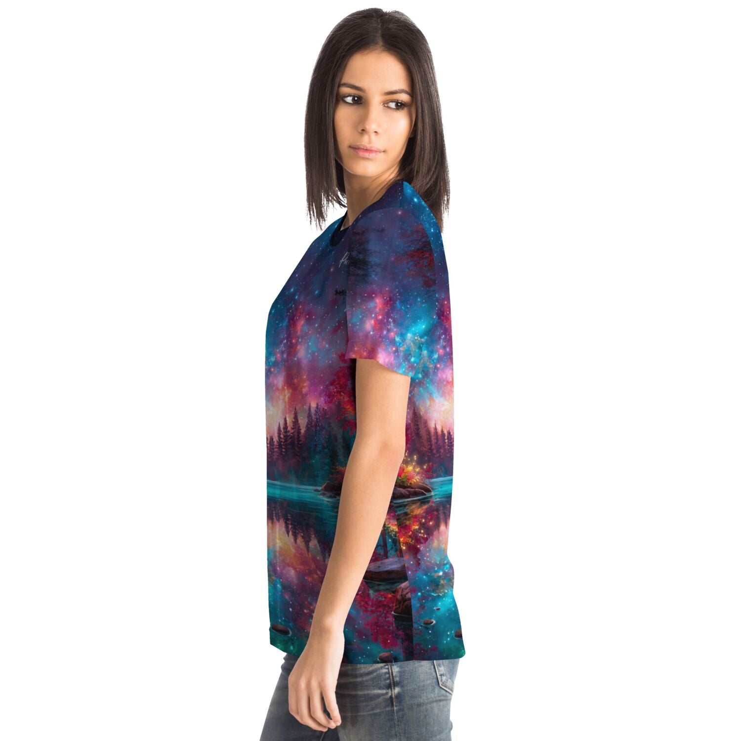 Frau trägt Dreamer T-Shirt mit buntem Weltraum- und Wald-Motiv im Stil von Diamond Painting und Malen nach Zahlen Kunst