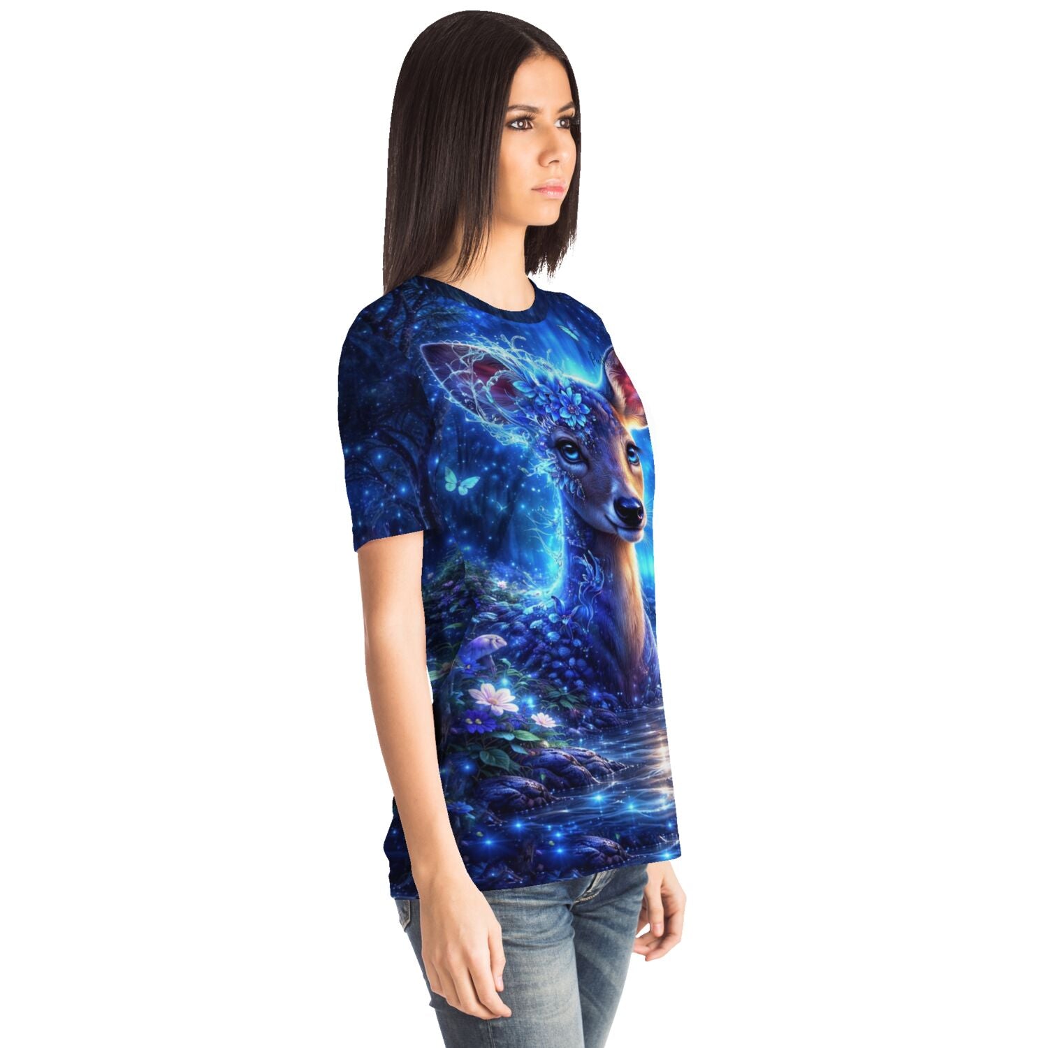 Frau trägt Dreamer T-Shirt mit magischem Hirsch-Motiv im Stil von Diamond Painting und Malen nach Zahlen Kunstwerken
