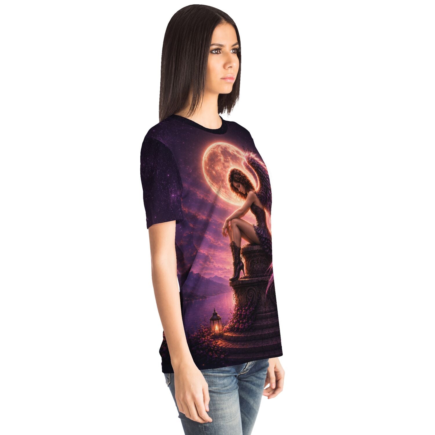 Frau trägt ein T-Shirt mit dem Motiv Aurelia Nachtflügel, passend für Fans von Diamond Painting und Malen nach Zahlen.
