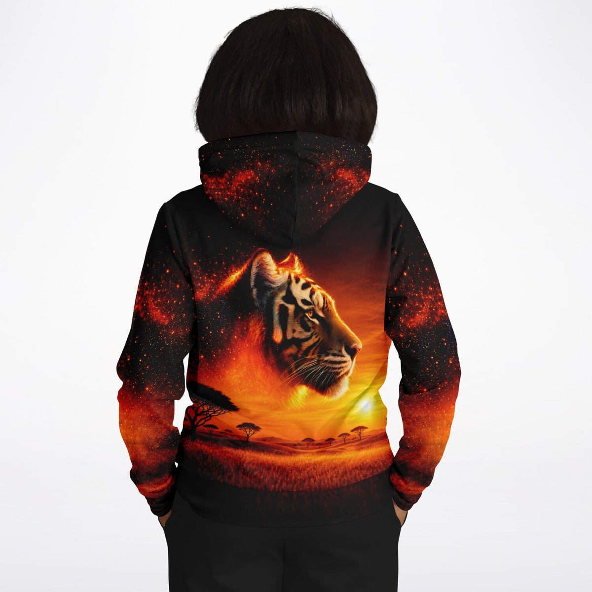 Dreamer Hoodie Feuerherz mit leuchtendem Tiger-Motiv in einer dramatischen Savannenlandschaft bei Sonnenuntergang