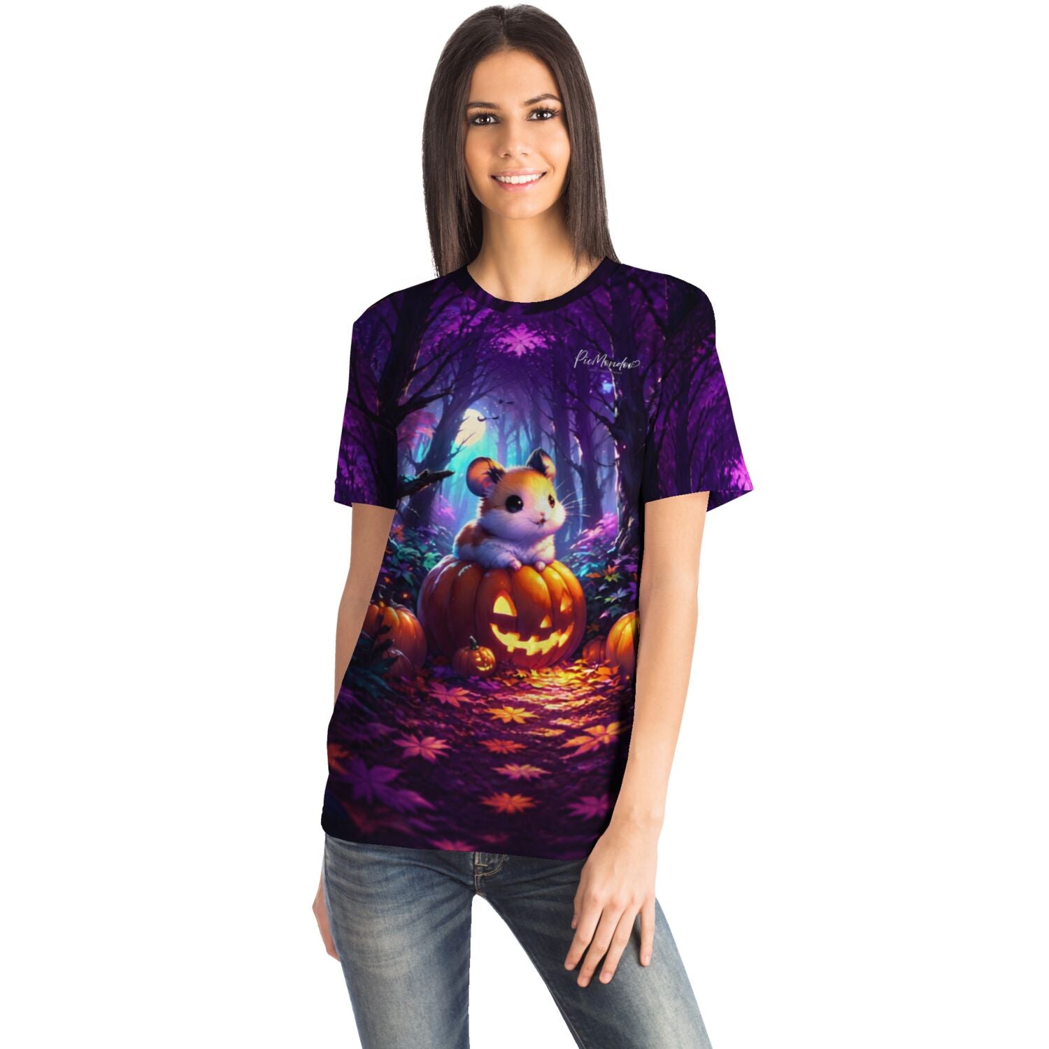 Frau trägt Dreamer T-Shirt Pumpkin Whispers mit süßem Hamster auf Kürbis im nächtlichen Wald, ideal für Diamond Painting Fans