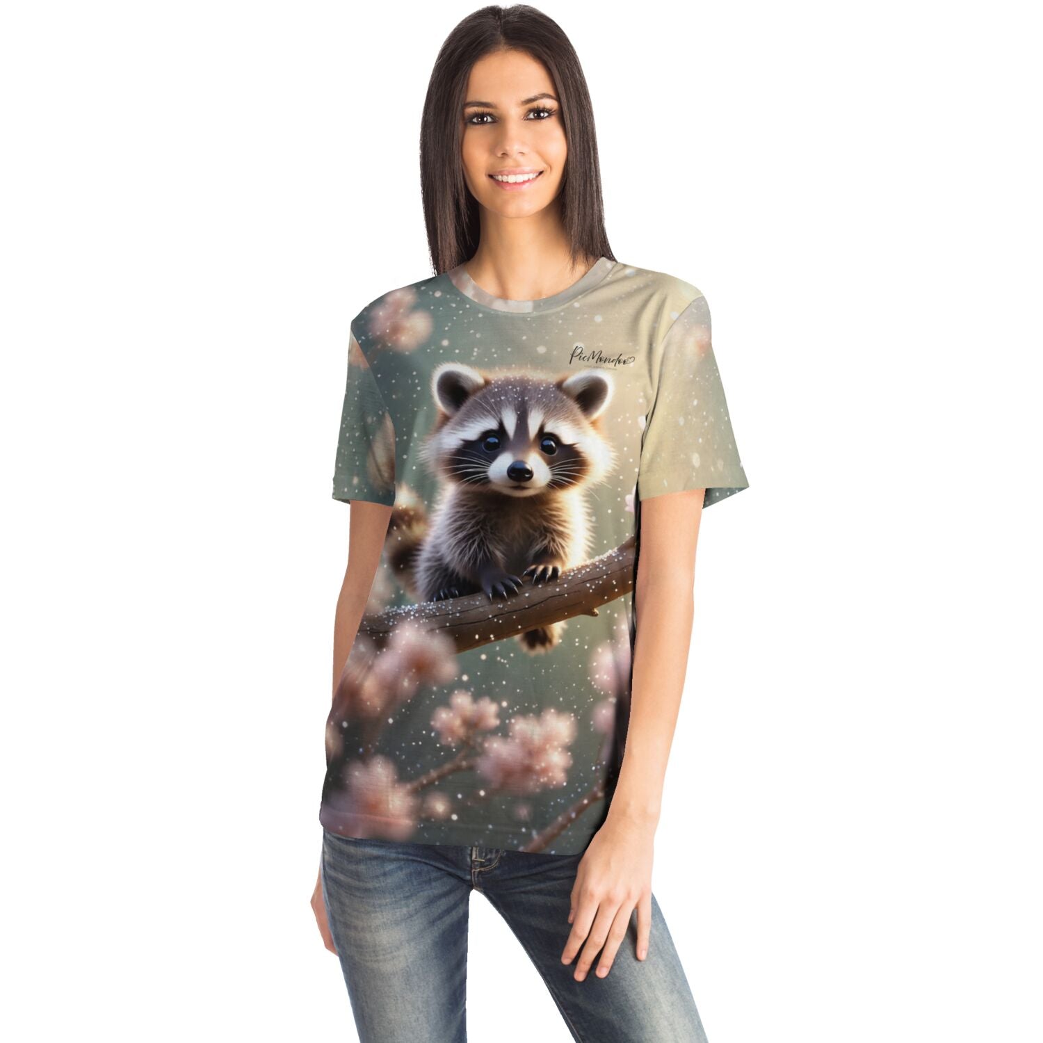 Frau trägt Dreamer T-Shirt mit Waschbär Klettermax Motiv, passend im Stil zu Diamond Painting und Malen nach Zahlen