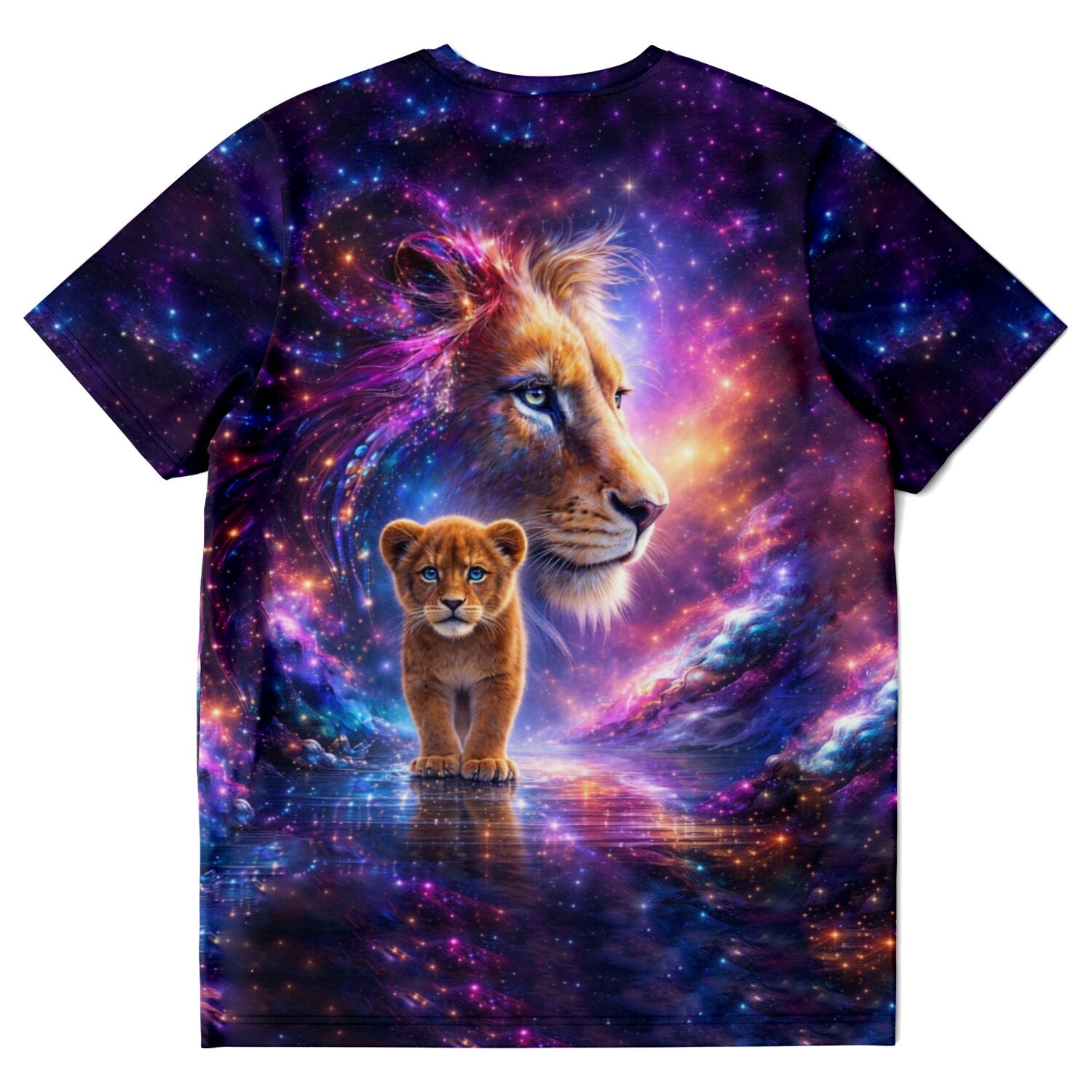 T-Shirt mit Löwe und Löwenbaby Motiv vor bunten Galaxie-Hintergrund, perfekt für Fans von Malen nach Zahlen und Kunst.