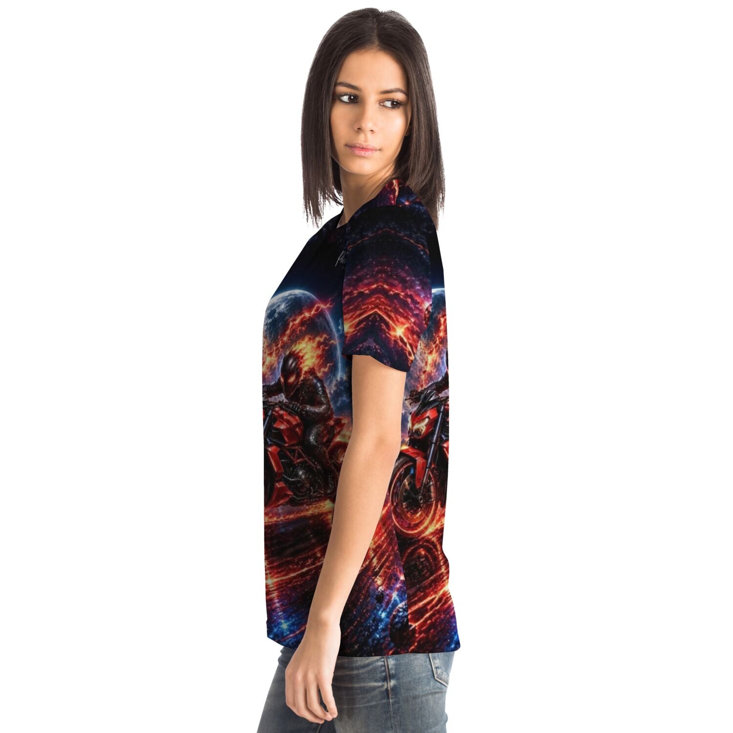 Frau trägt Dreamer T-Shirt mit Grenzgänger Motorrad Motiv, feuriges Design in sattem Rot und kosmischem Blau