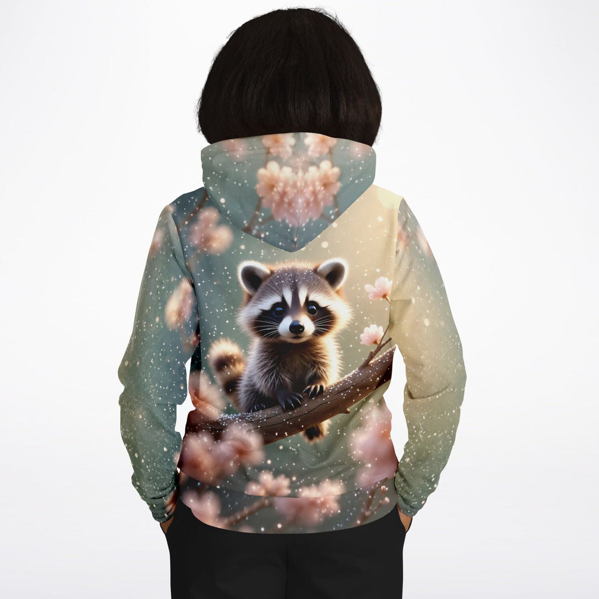 Dreamer Hoodie mit Waschbär-Motiv im Stil von Diamond Painting, umgeben von blühenden Zweigen und Lichtpunkten