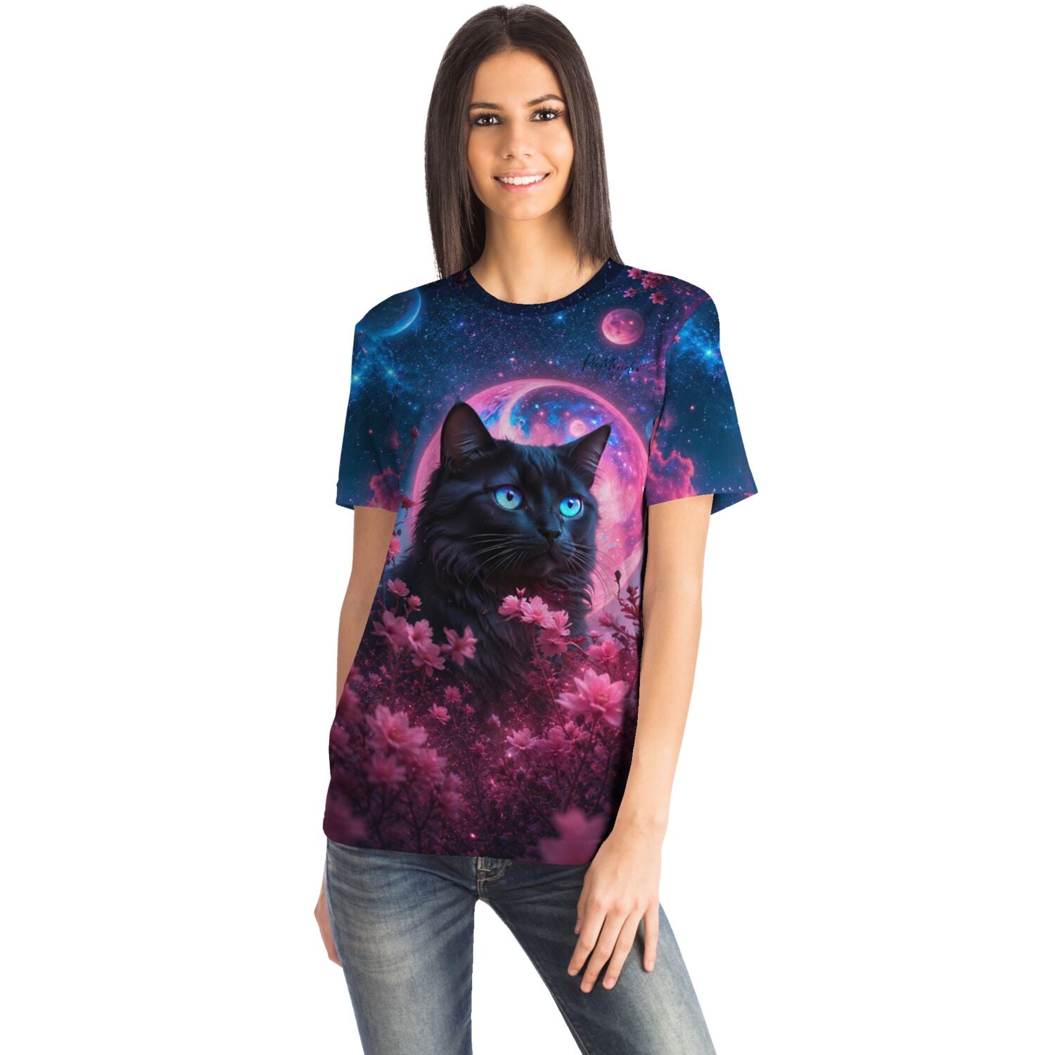 Frau trägt Dreamer T-Shirt mit schwarzer Katze, rosa Blüten und Weltall-Motiv im Stil von Diamond Painting Kunstwerken